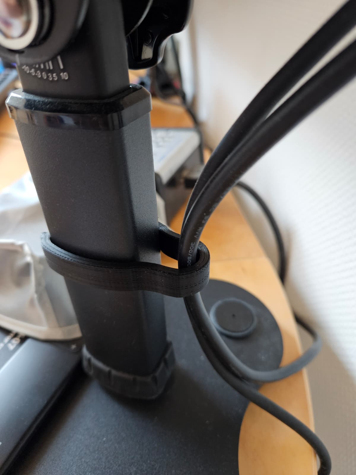 Innox IVA MON-07 / Millenium Desktop Monitor Stand DM3 cable clip — miniatura 6