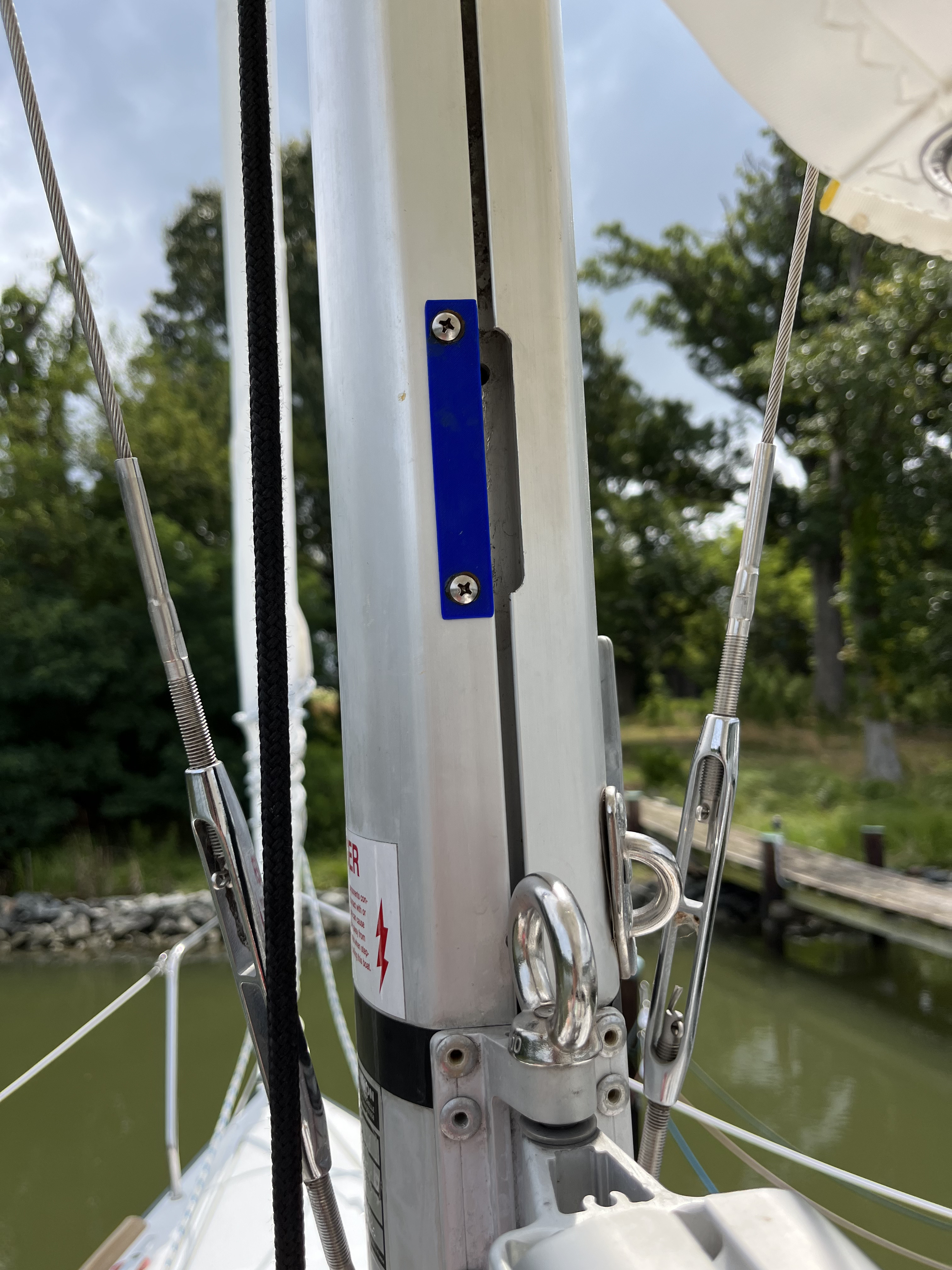 Mast gate for sailboat