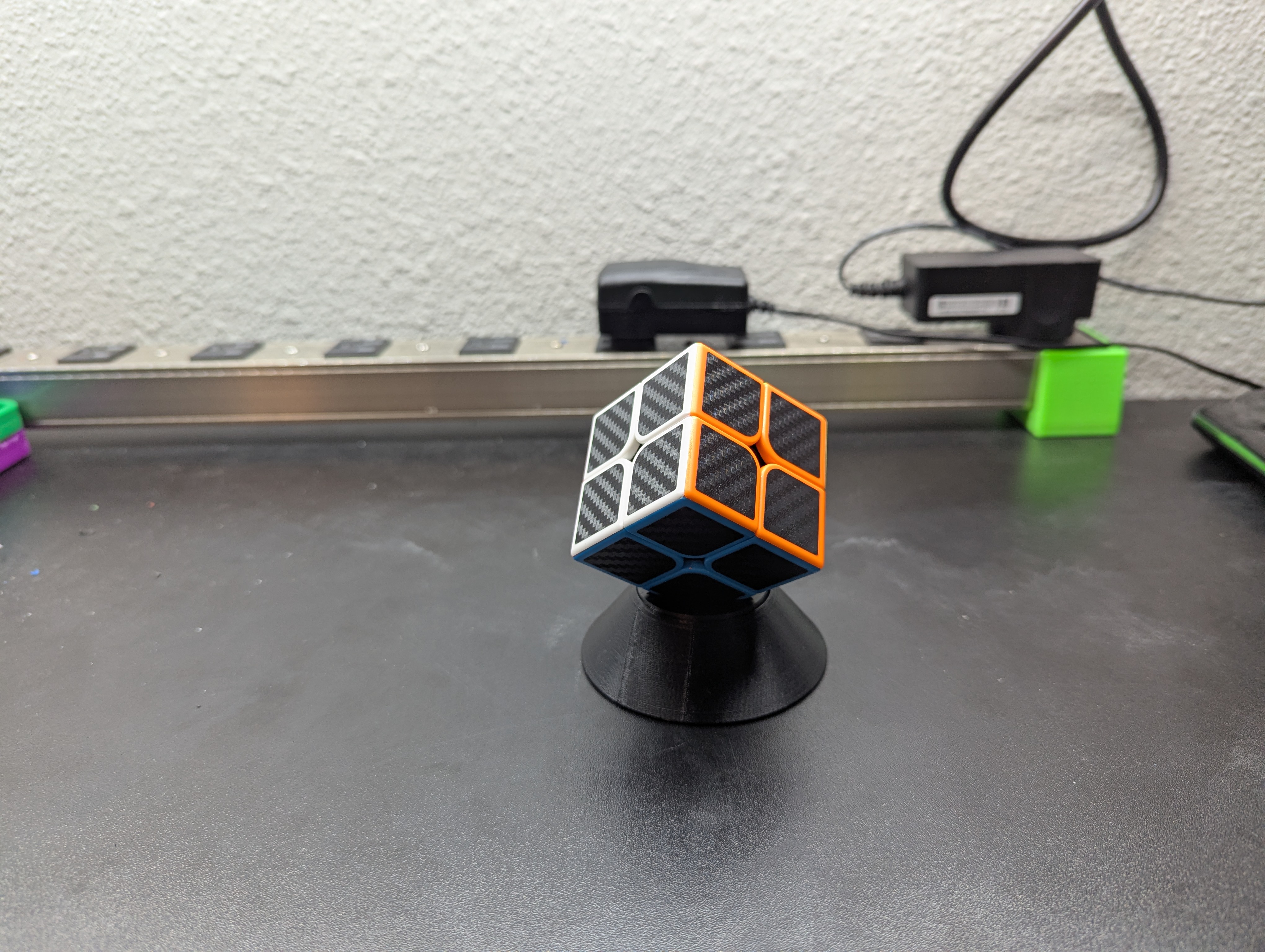 Miniatura 4 do modelo 3D Spinning Rubics Cube Stand
