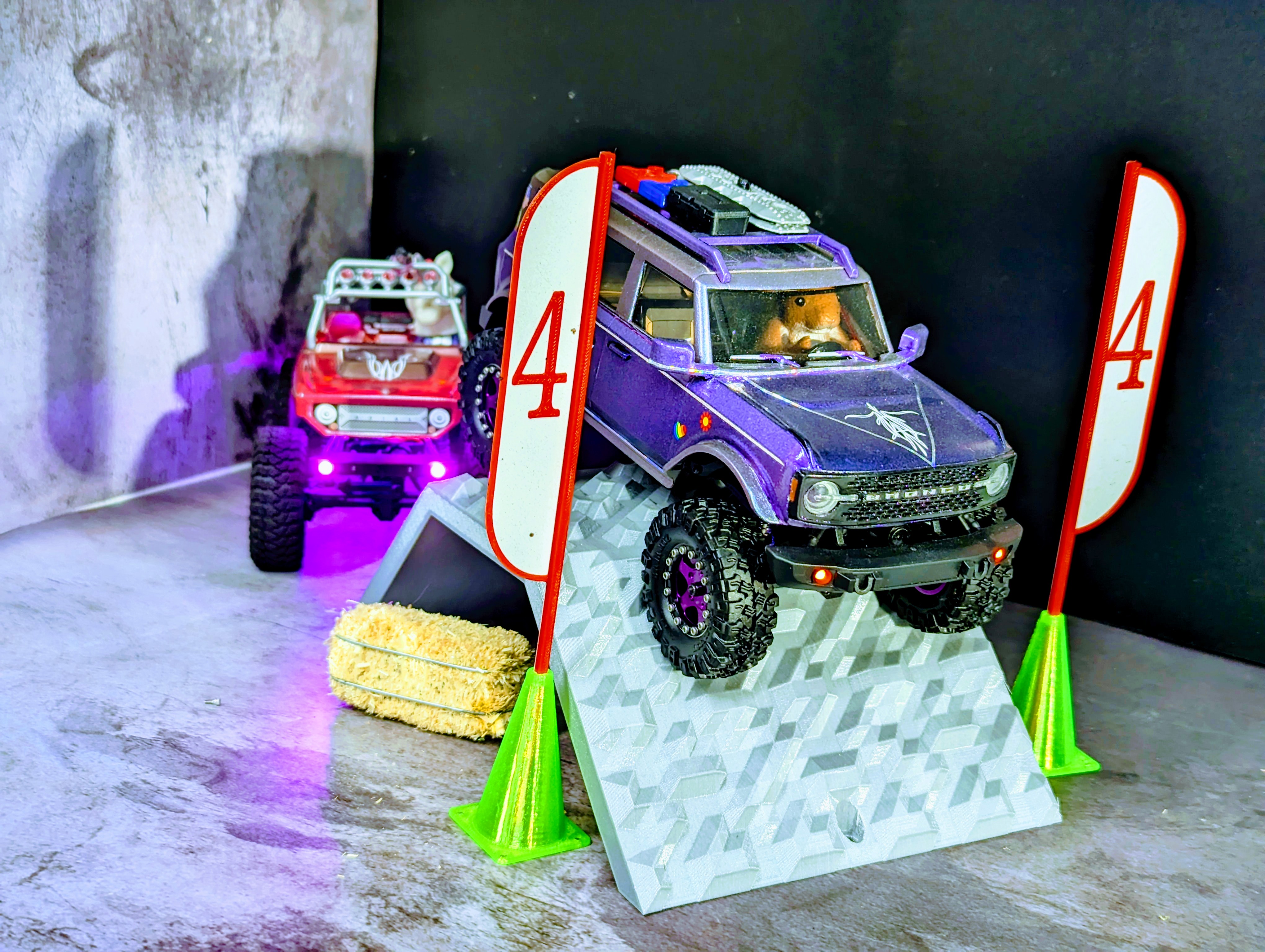 SCX24 - Crawler Course Gate Set And Stackable Cones