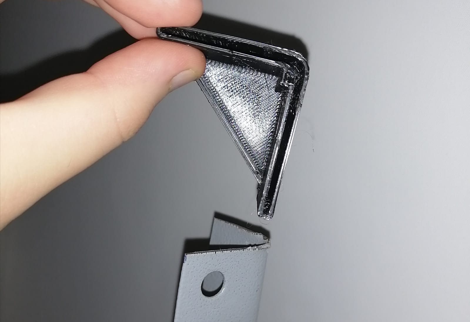 Leg support for a steel table