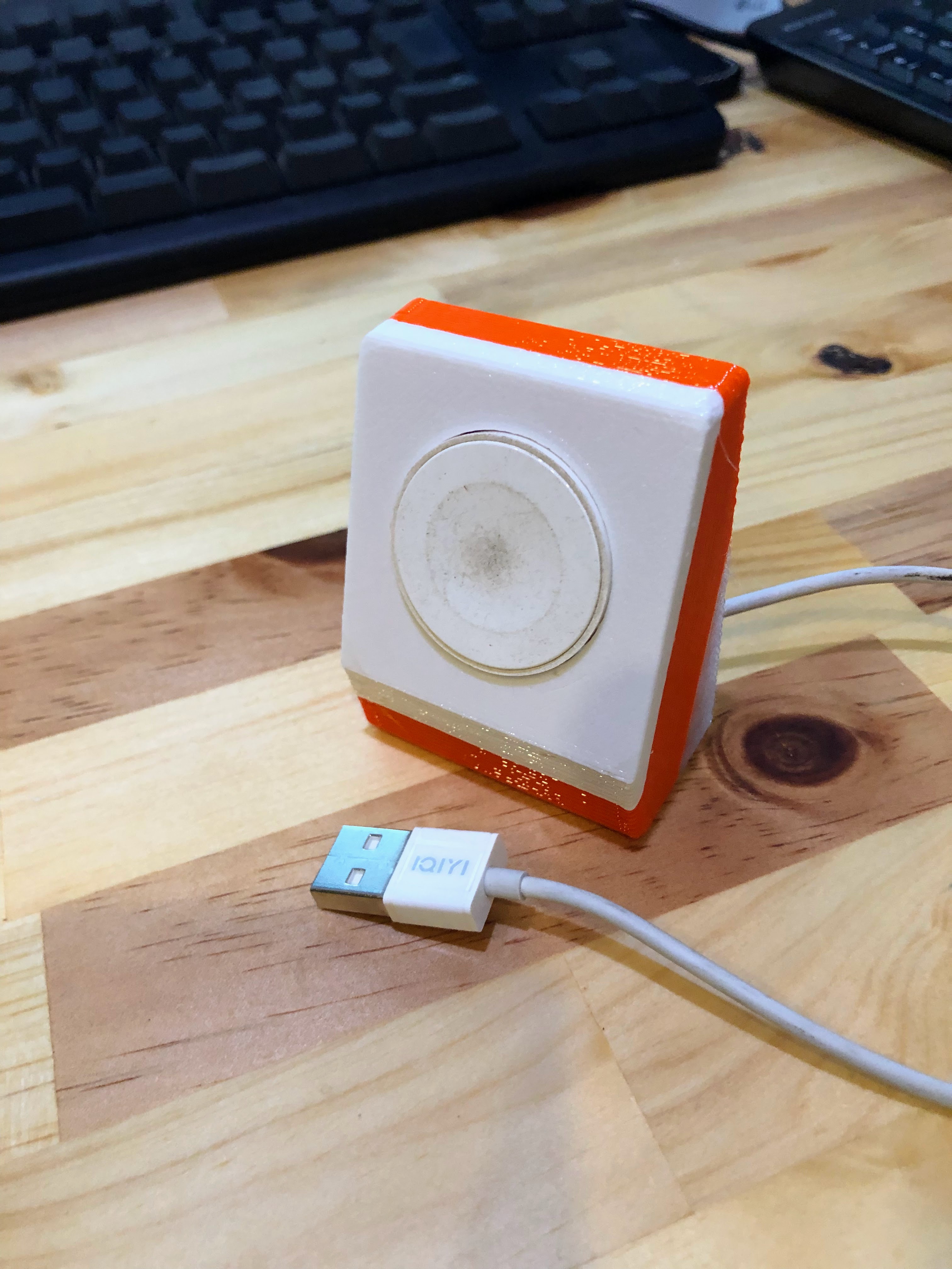 Customizable Apple Watch third party charger dock by T.Uehara