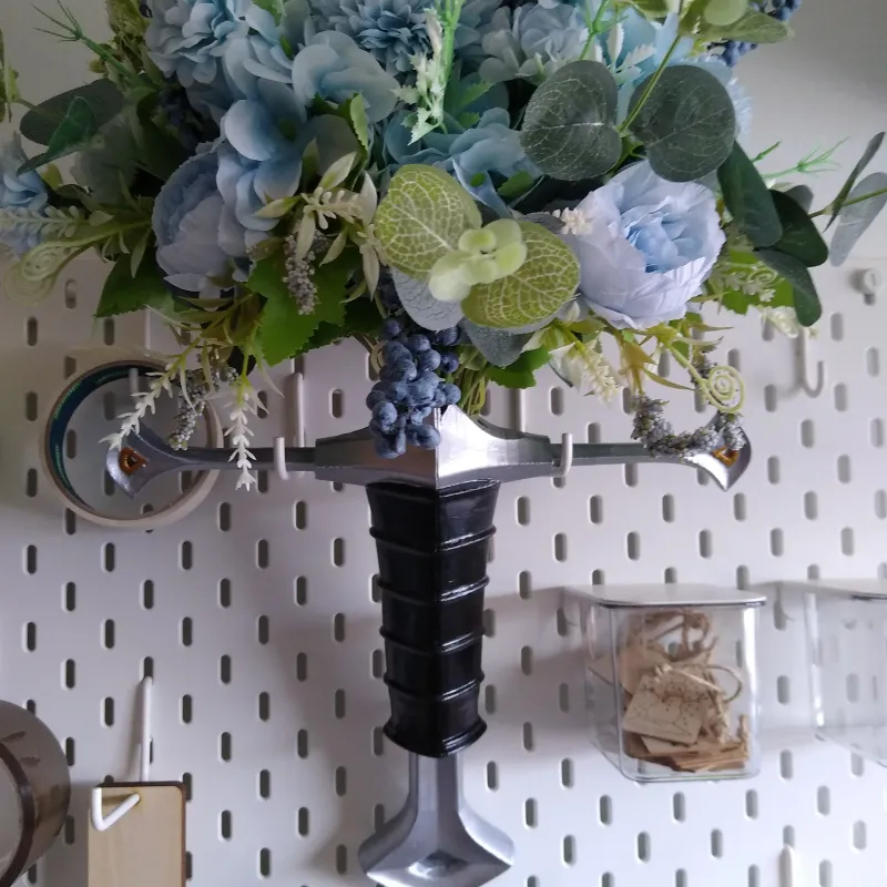 LOTR Sword Hilt Bouquet Holder –