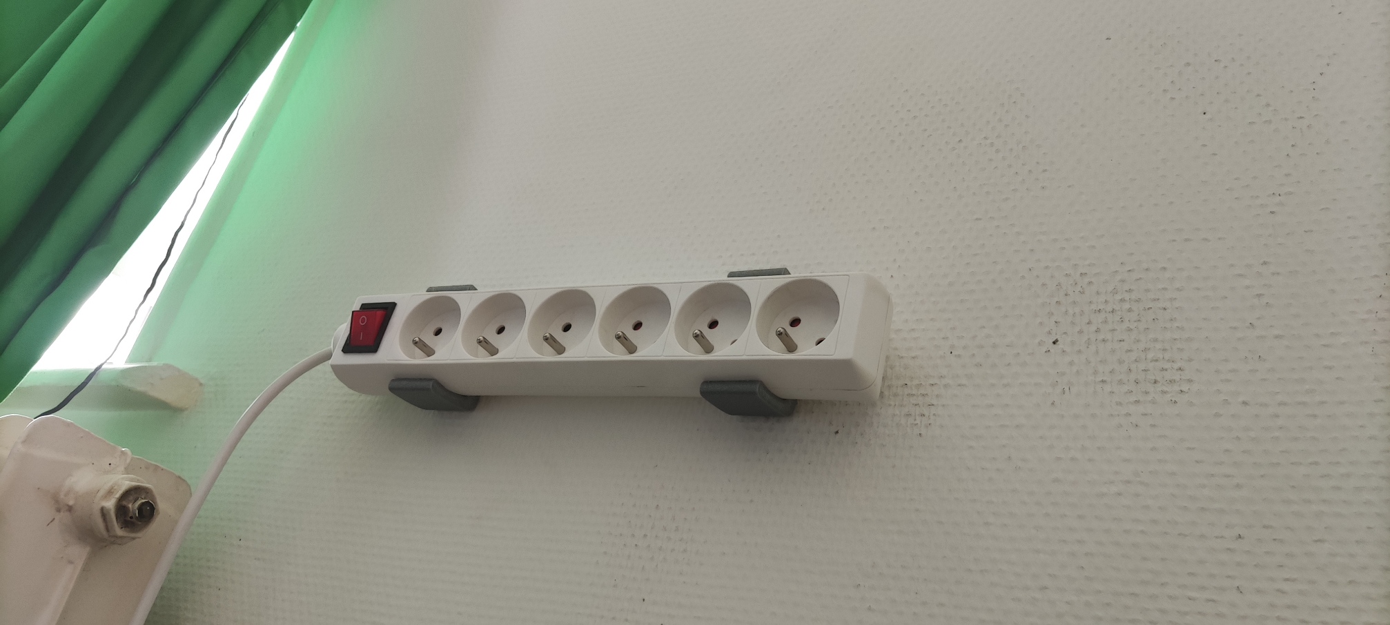 🇬🇧: Power Strip mount / 🇫🇷: Support mural de prises multiples