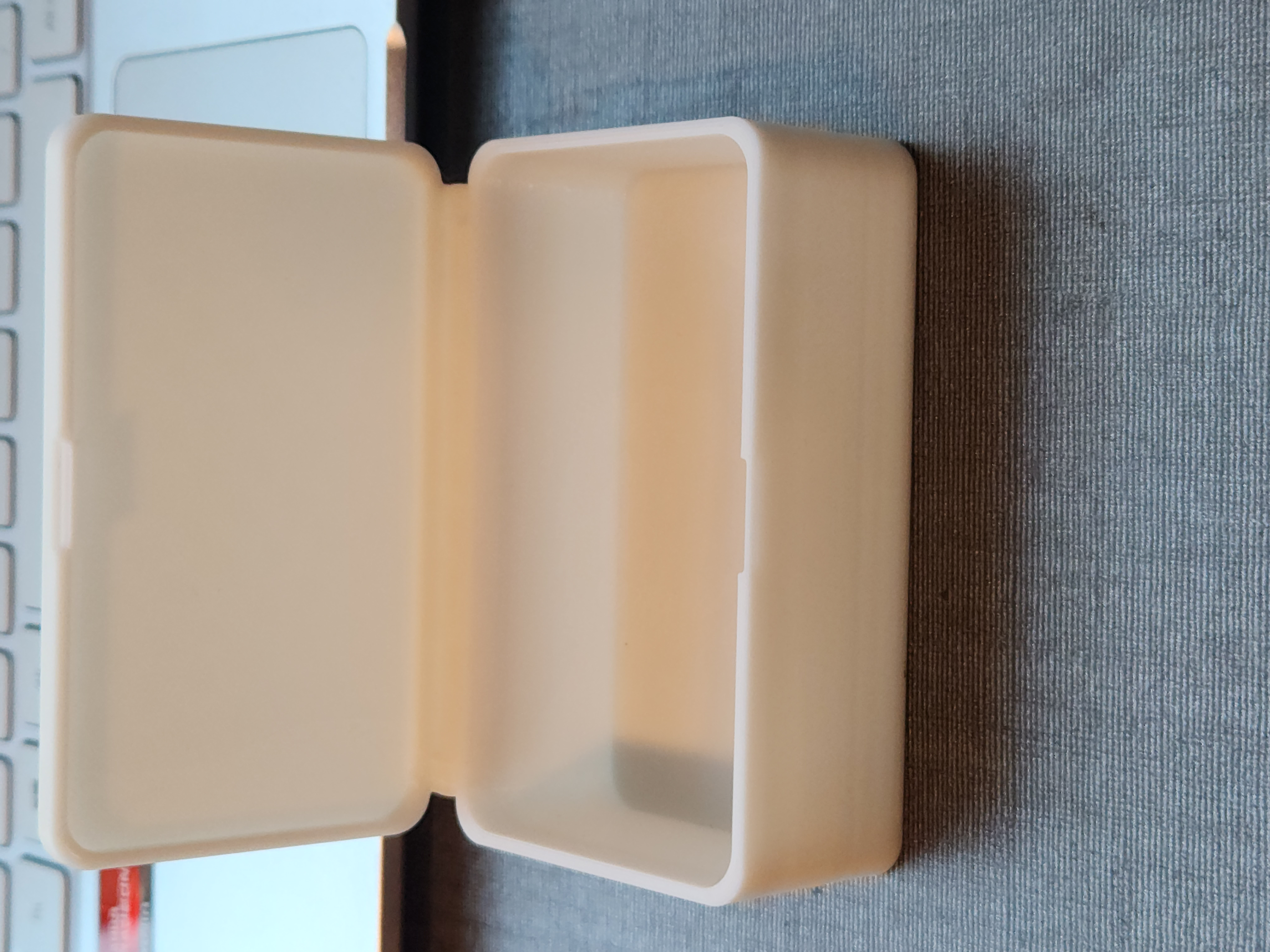 Miniatura 2 do modelo 3D Hinged Box with Locking Latch