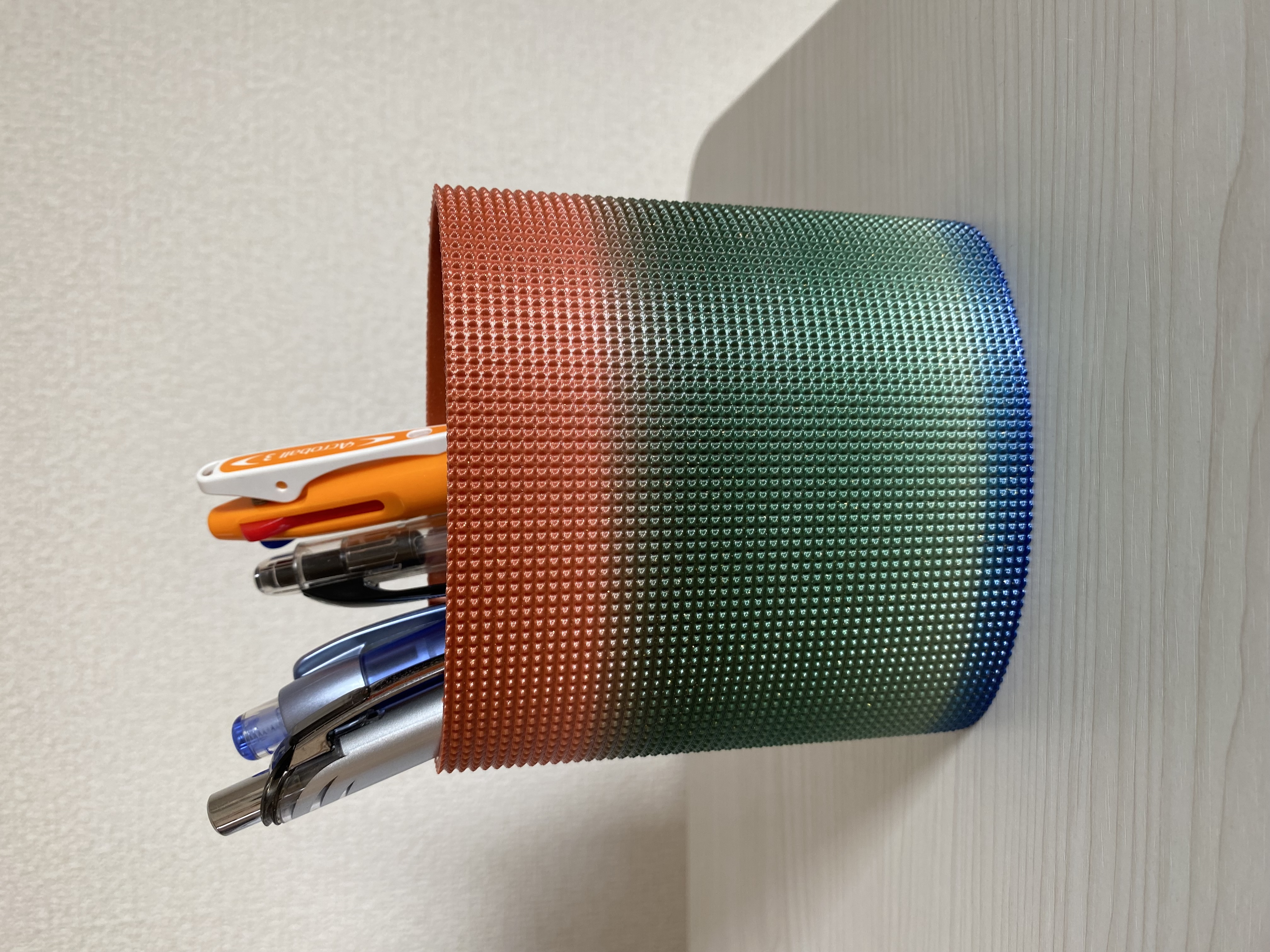 Oval pen holder