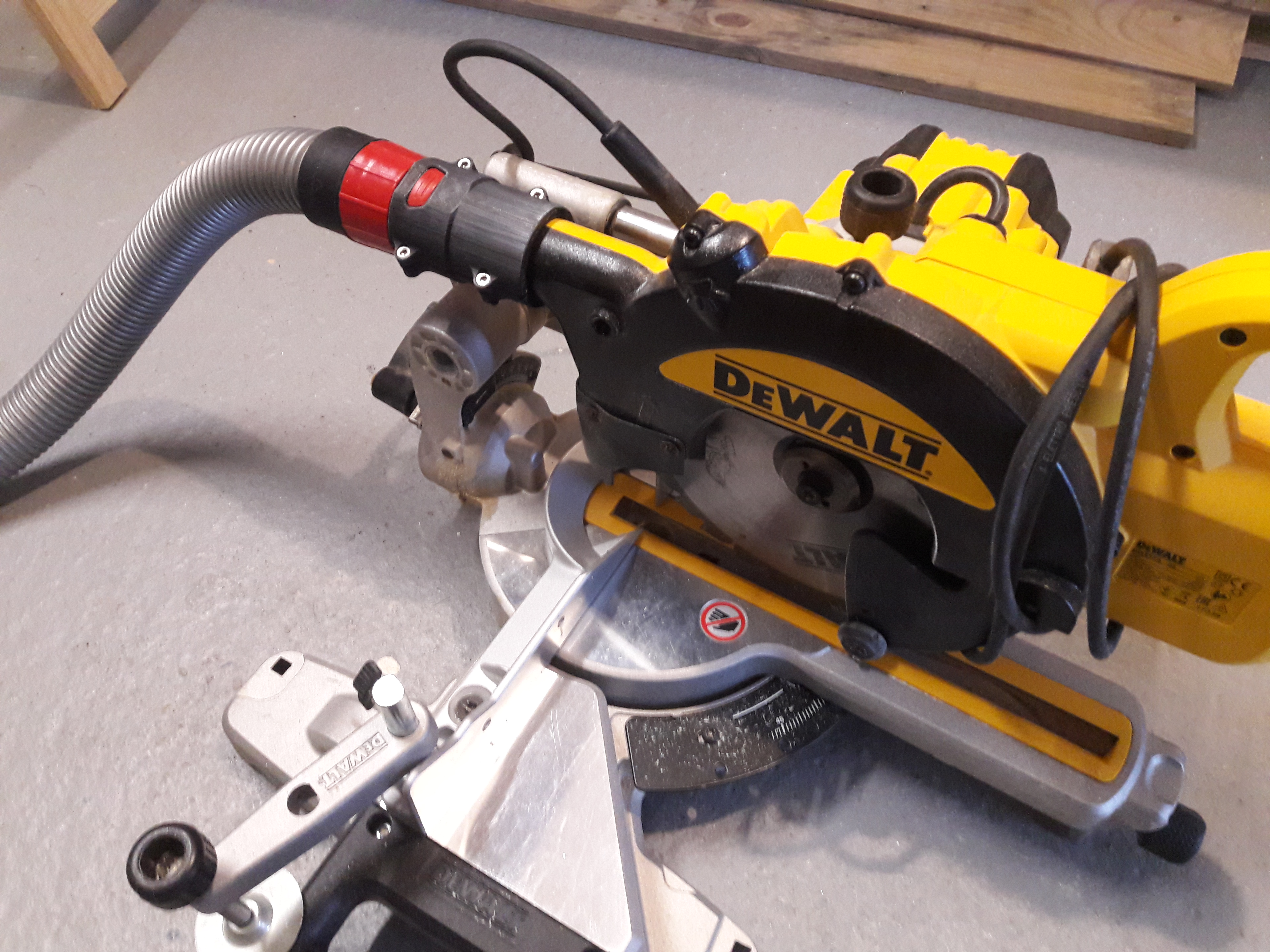 Bosch Dust Extractor to DeWalt Miter Saw adapter by dbozec