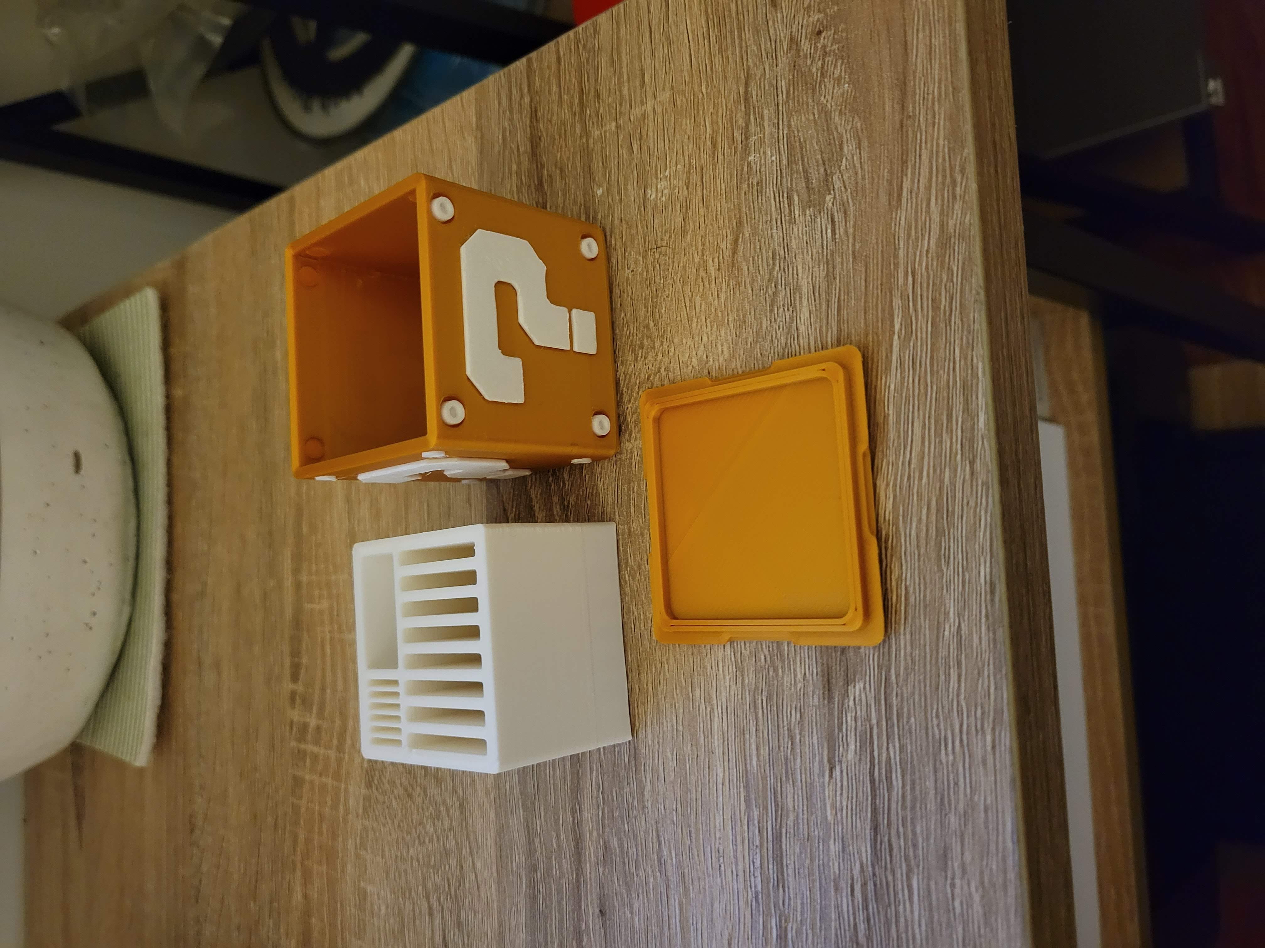 Miniatura 4 do modelo 3D Mario Question Block SD/MicroSD Card Holder