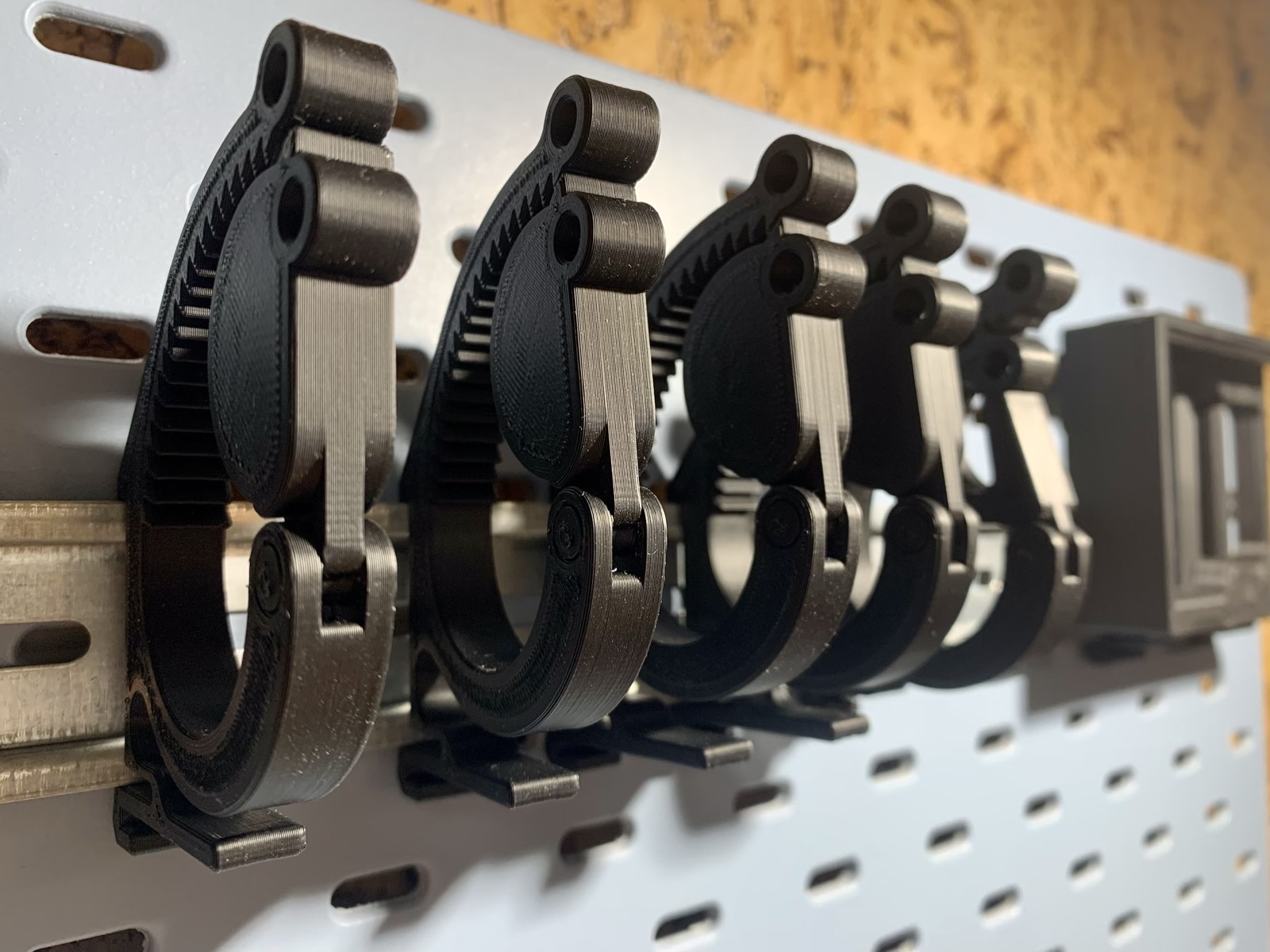 Spring loaded DIN rail ratchet - fat chicken edition