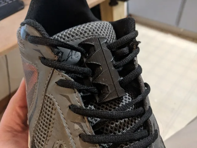 Magnetic Shoelaces