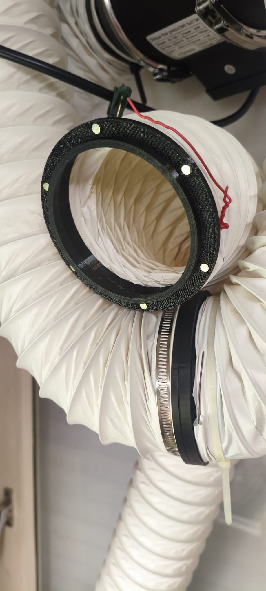 Magnetic hose connector for 100mm (10cm) ducts.