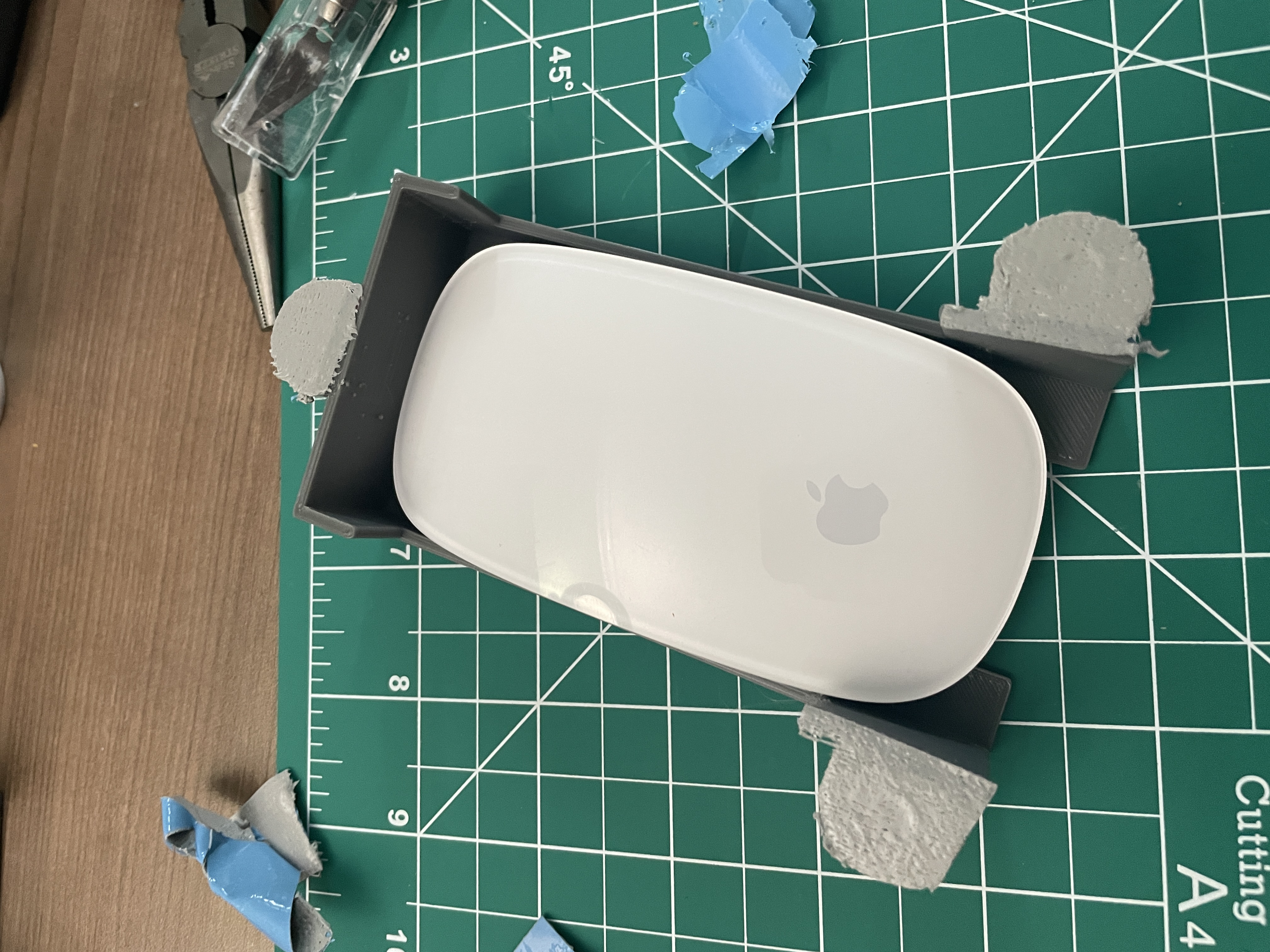 Miniatura 2 do modelo 3D Under desk Magic Mouse holder