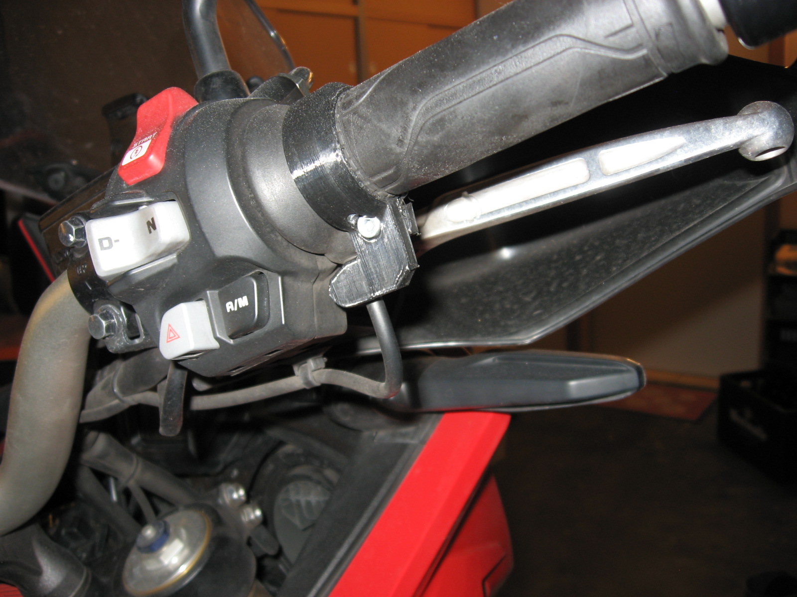 Thumb support for motorcycle throttle grip