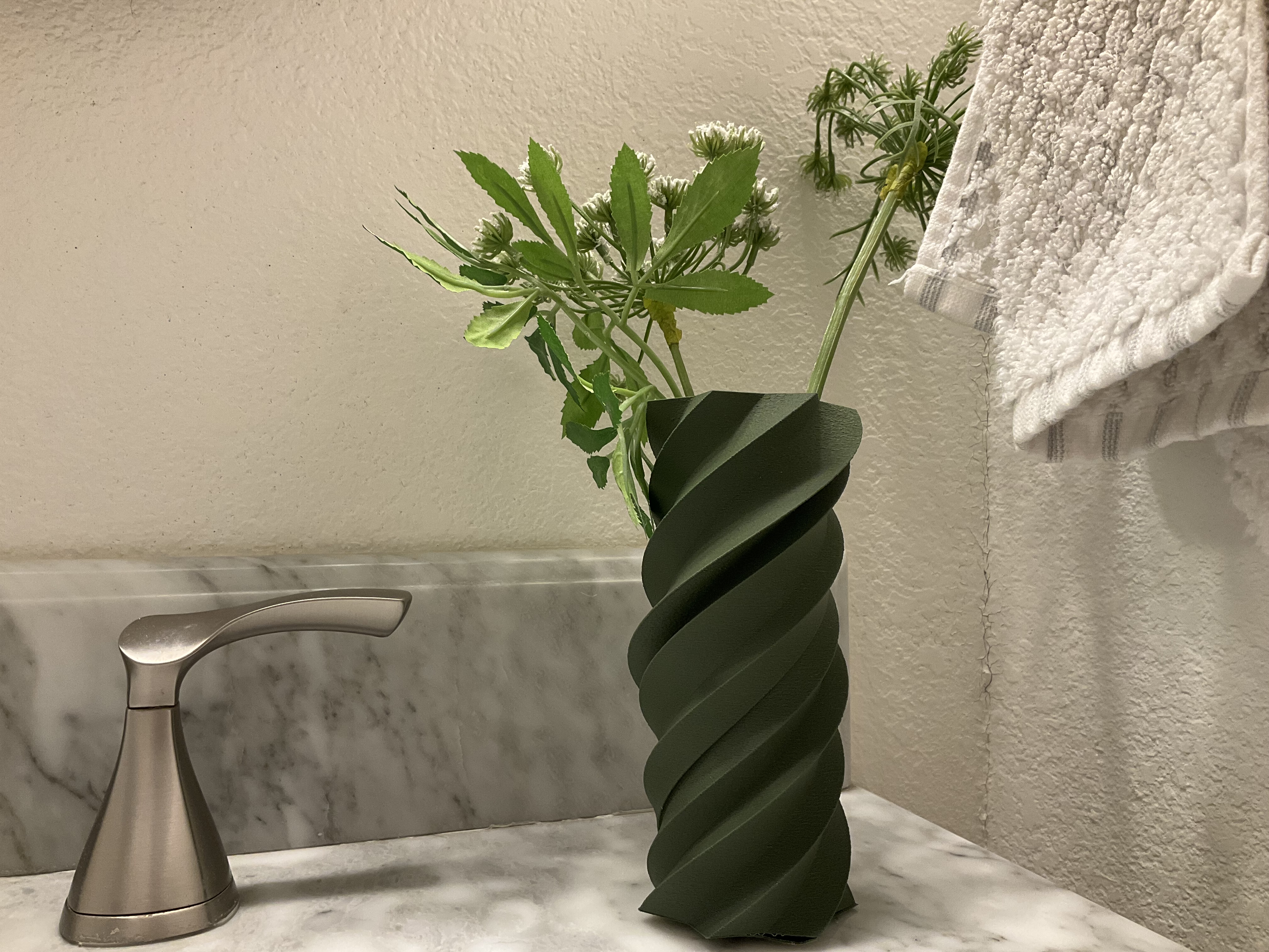A twisted irregular pentadecagon vase (Vase mode)