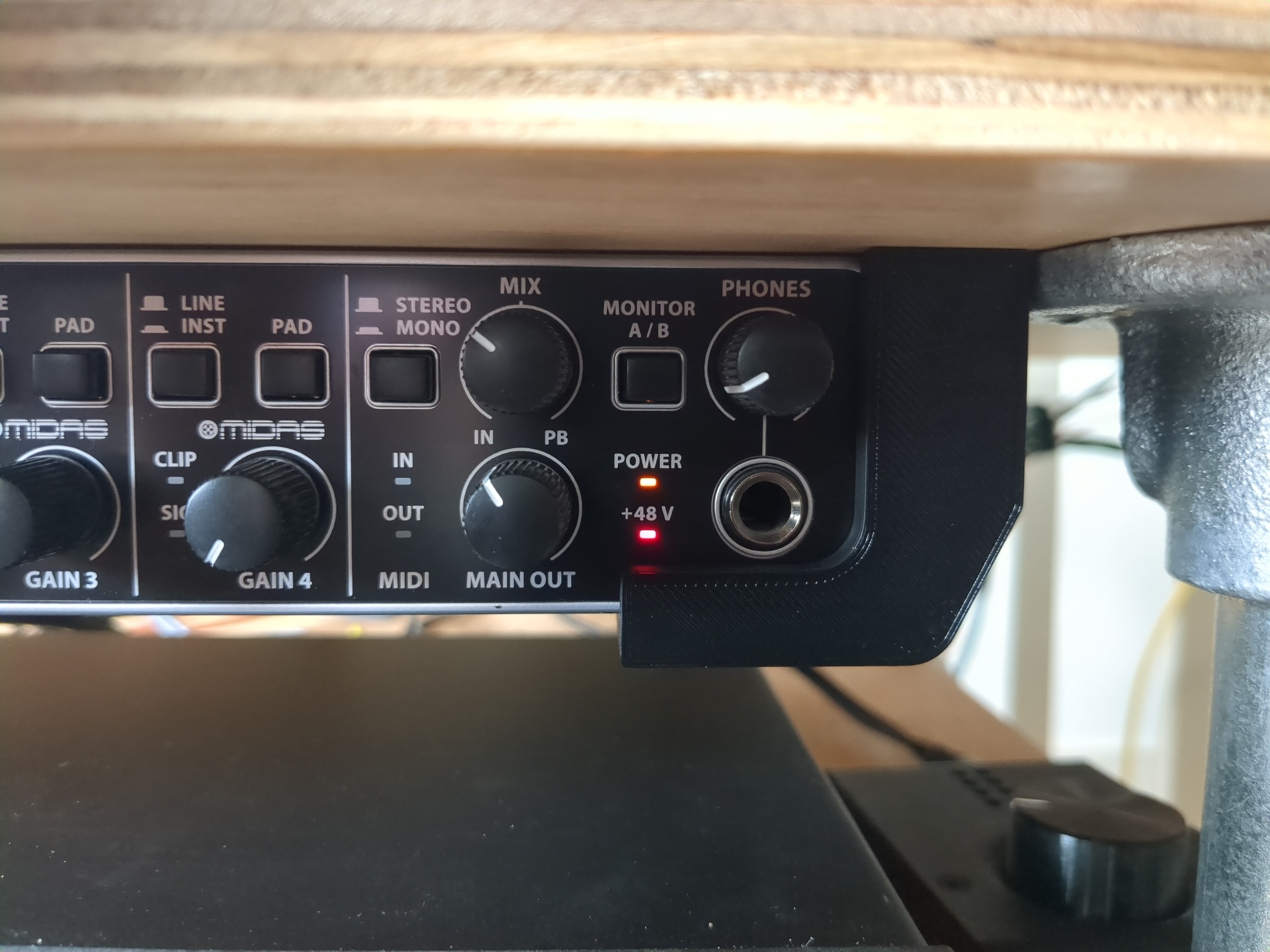 Behringer UMC404HD top-mount bracket