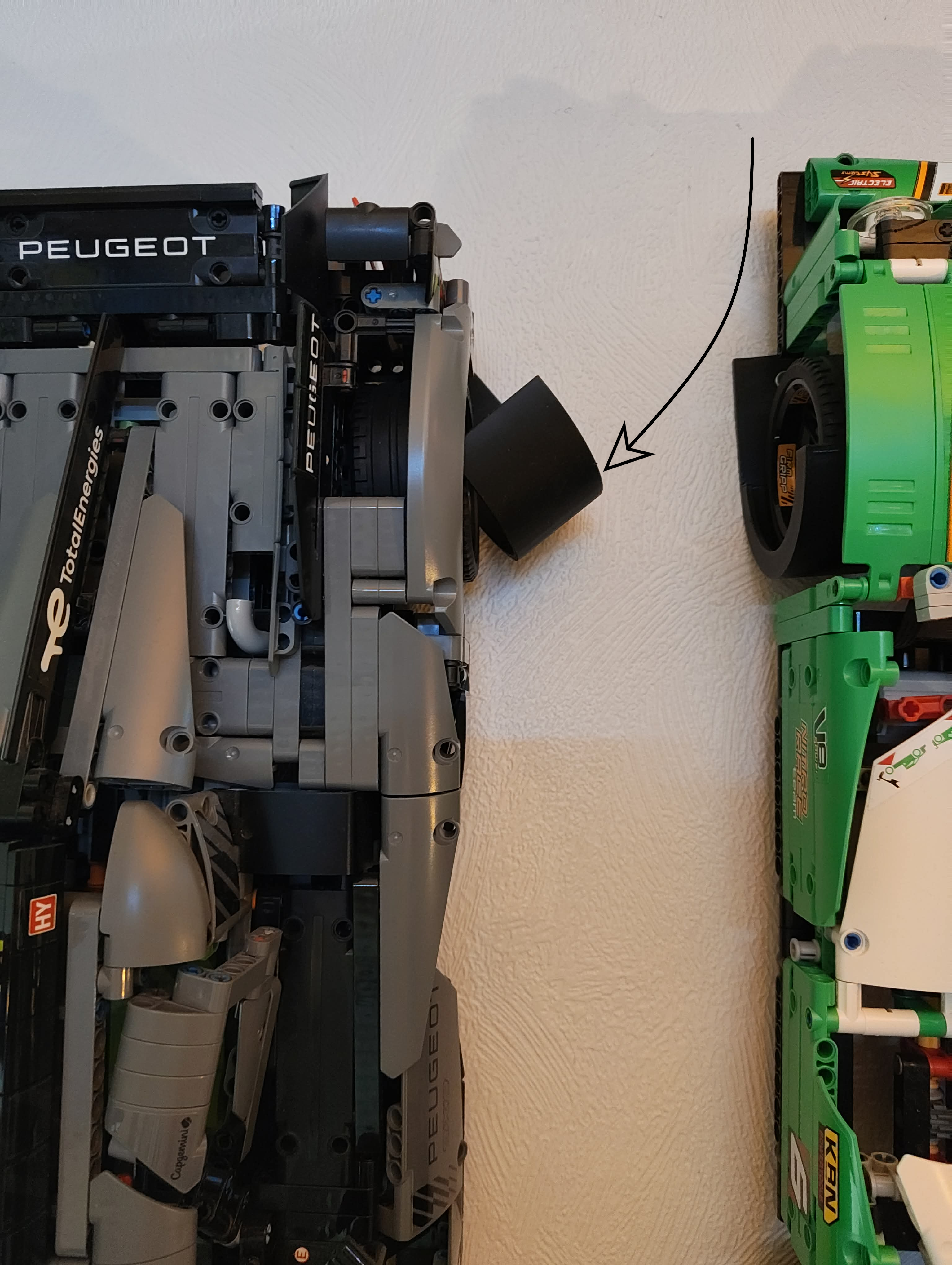 LEGO technic 1:10 and 1:8 scale wallmount. — thumbnail 2