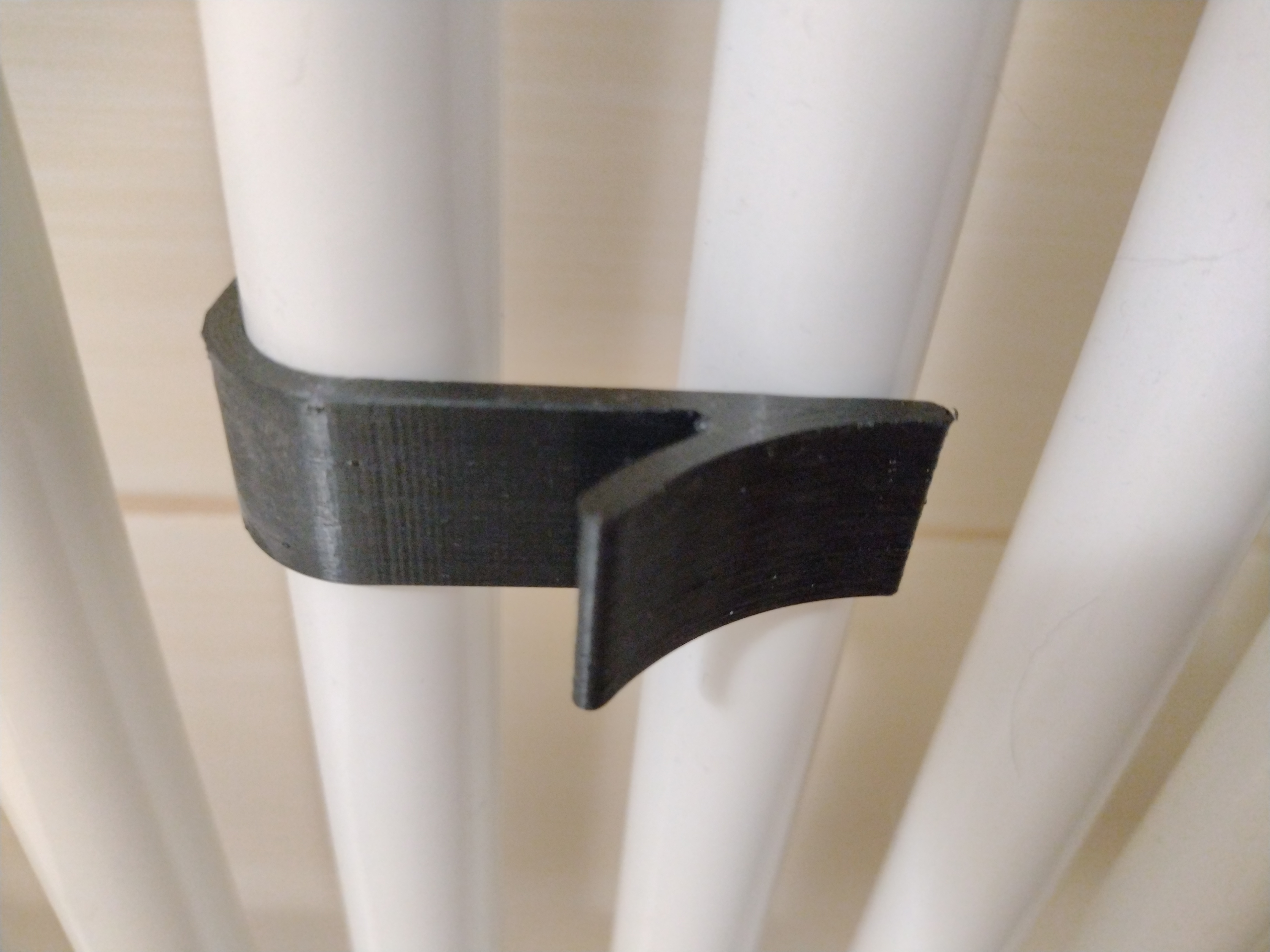 Bathroom radiator hook for 22.5 mm diam