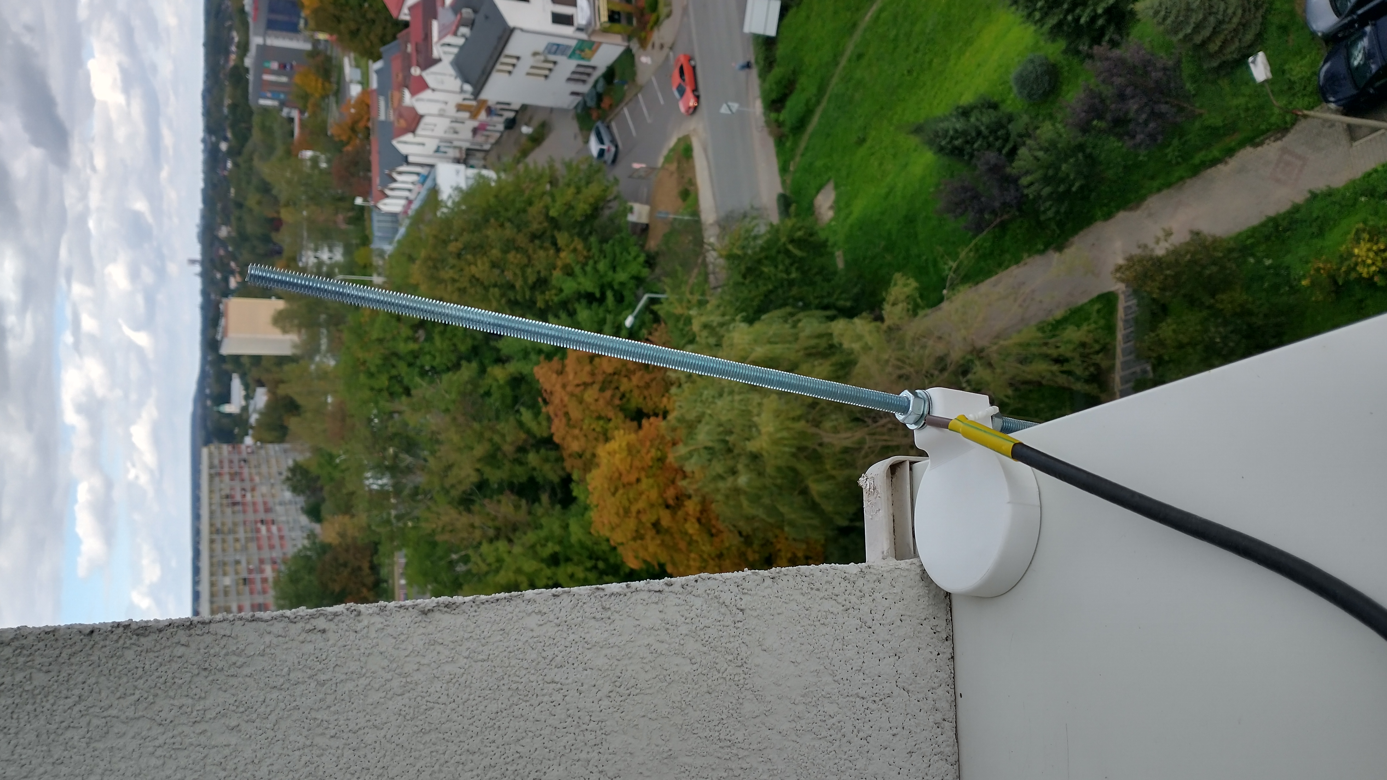 Simple magnetic half wave dipole FM antenna