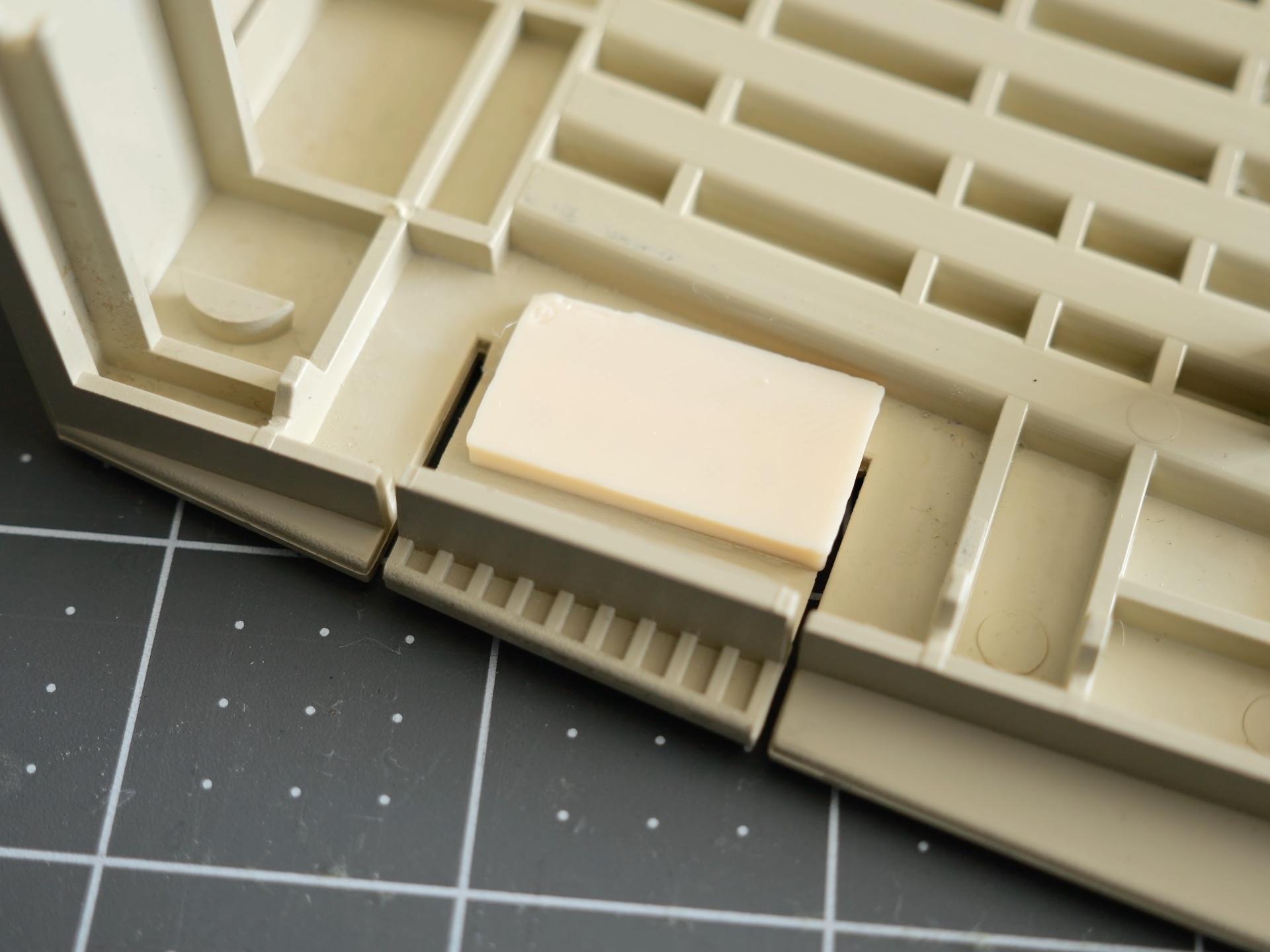 Mac LC Top Case Latch Reinforcing Bracket