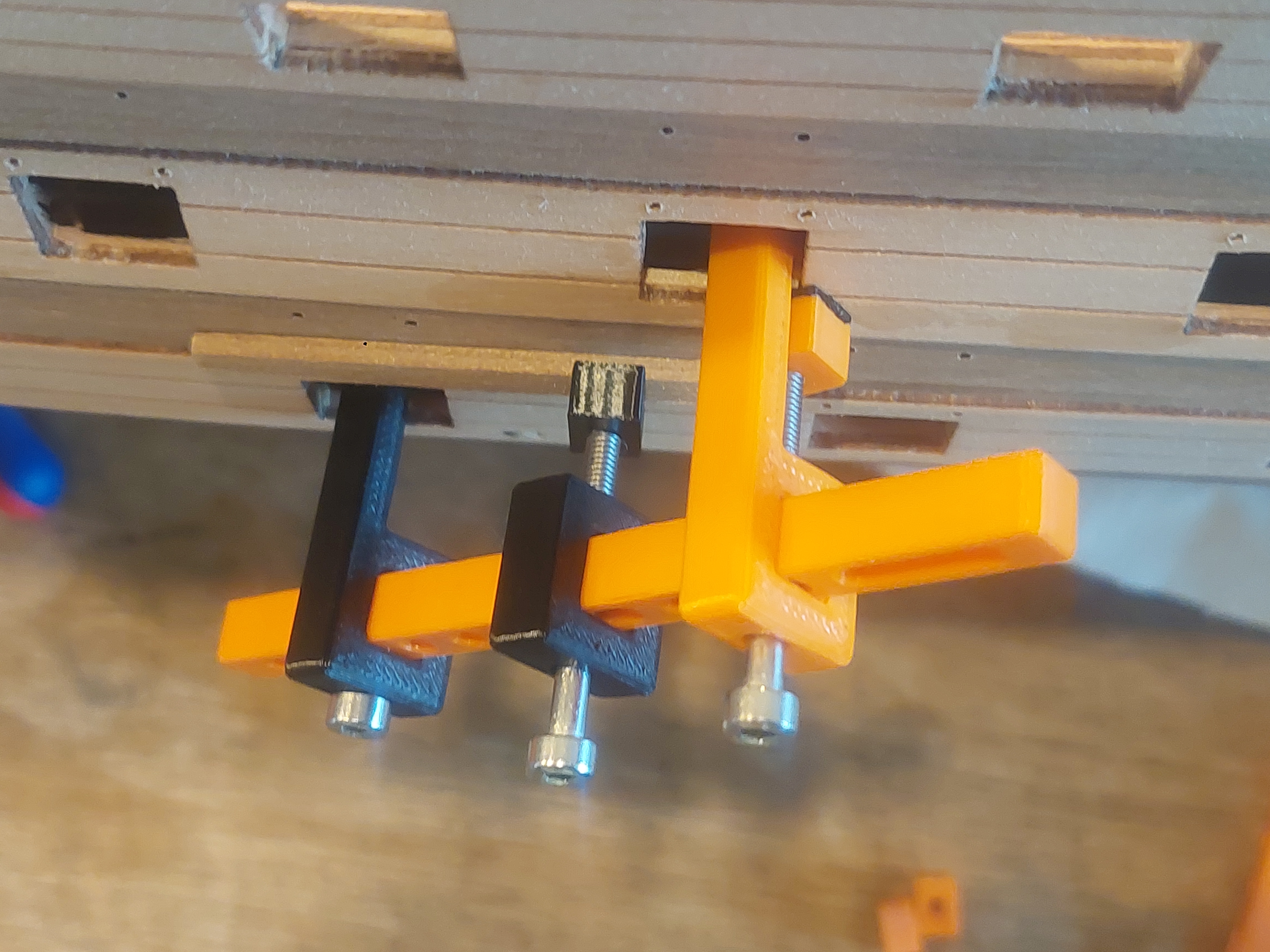 Model ship building clamping aid — miniatura 2