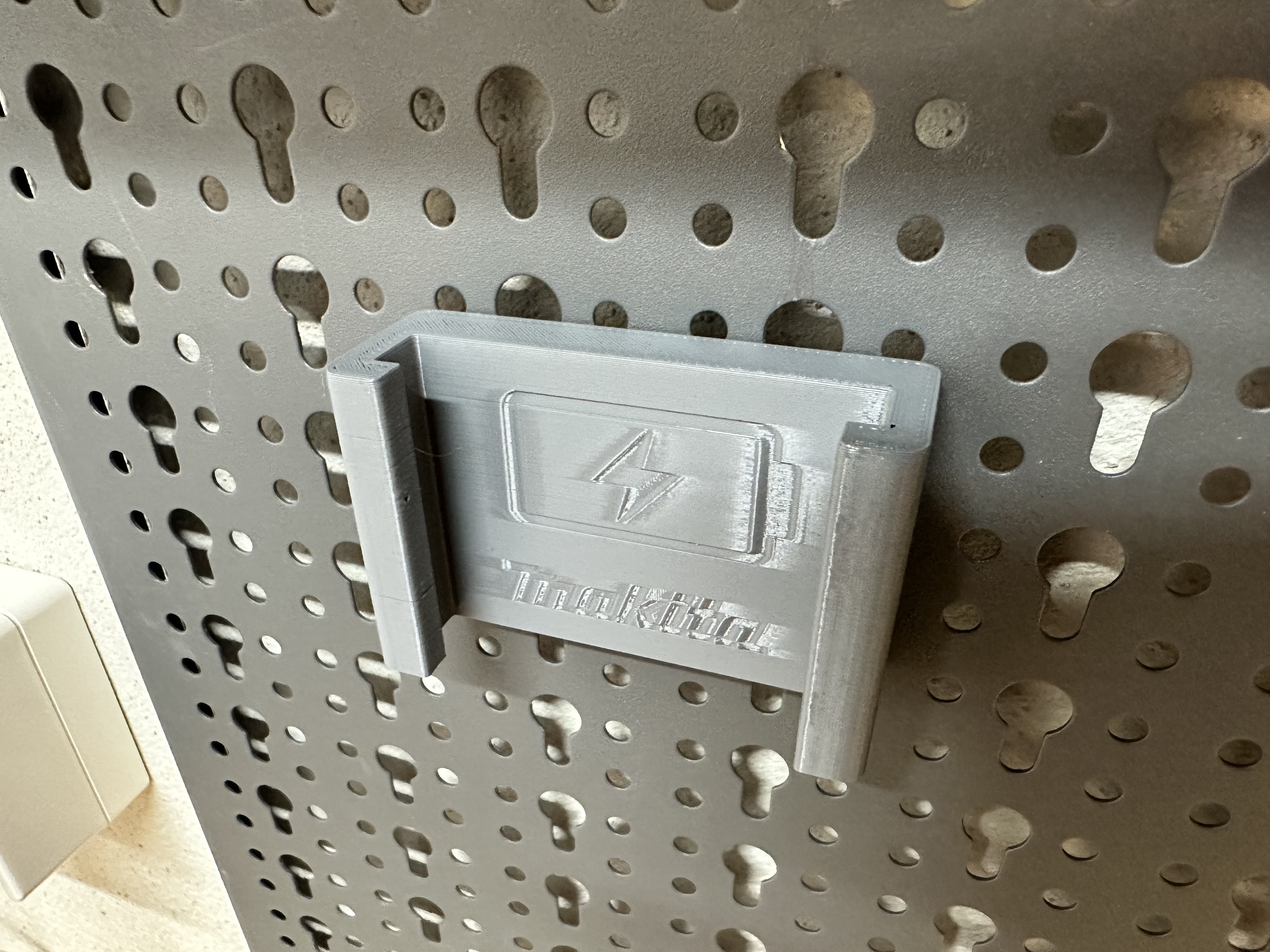 Makita 18V Battery Holder for Küpper Pegboard (Lochwand)