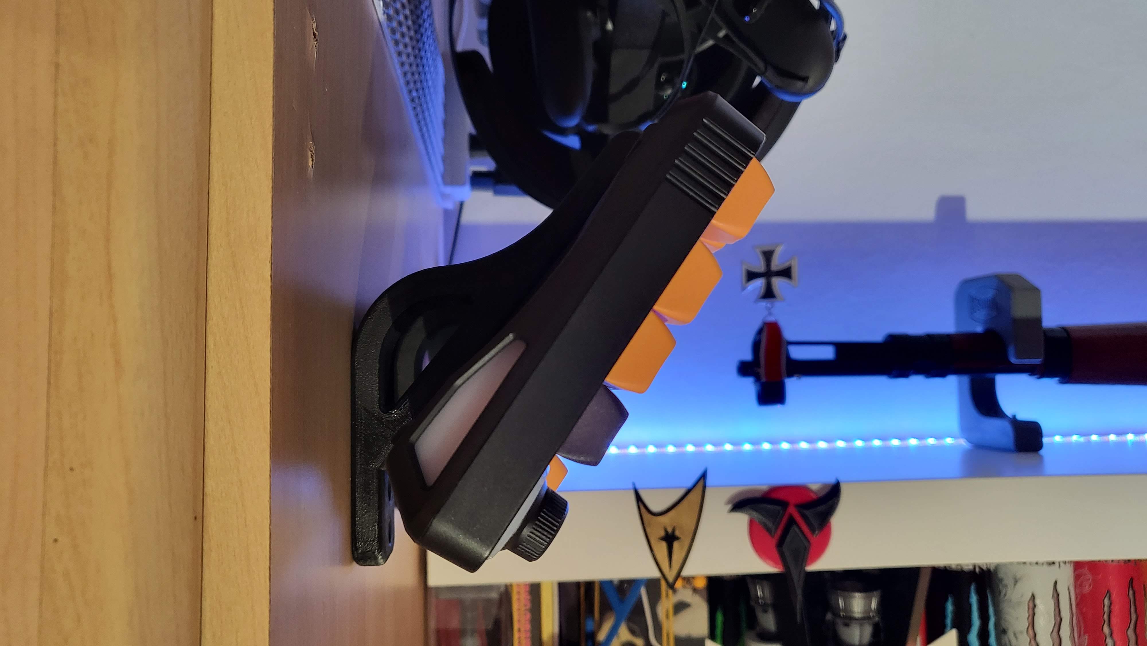 Keyboard Wall Hanger by CervoAutistico Download free STL model