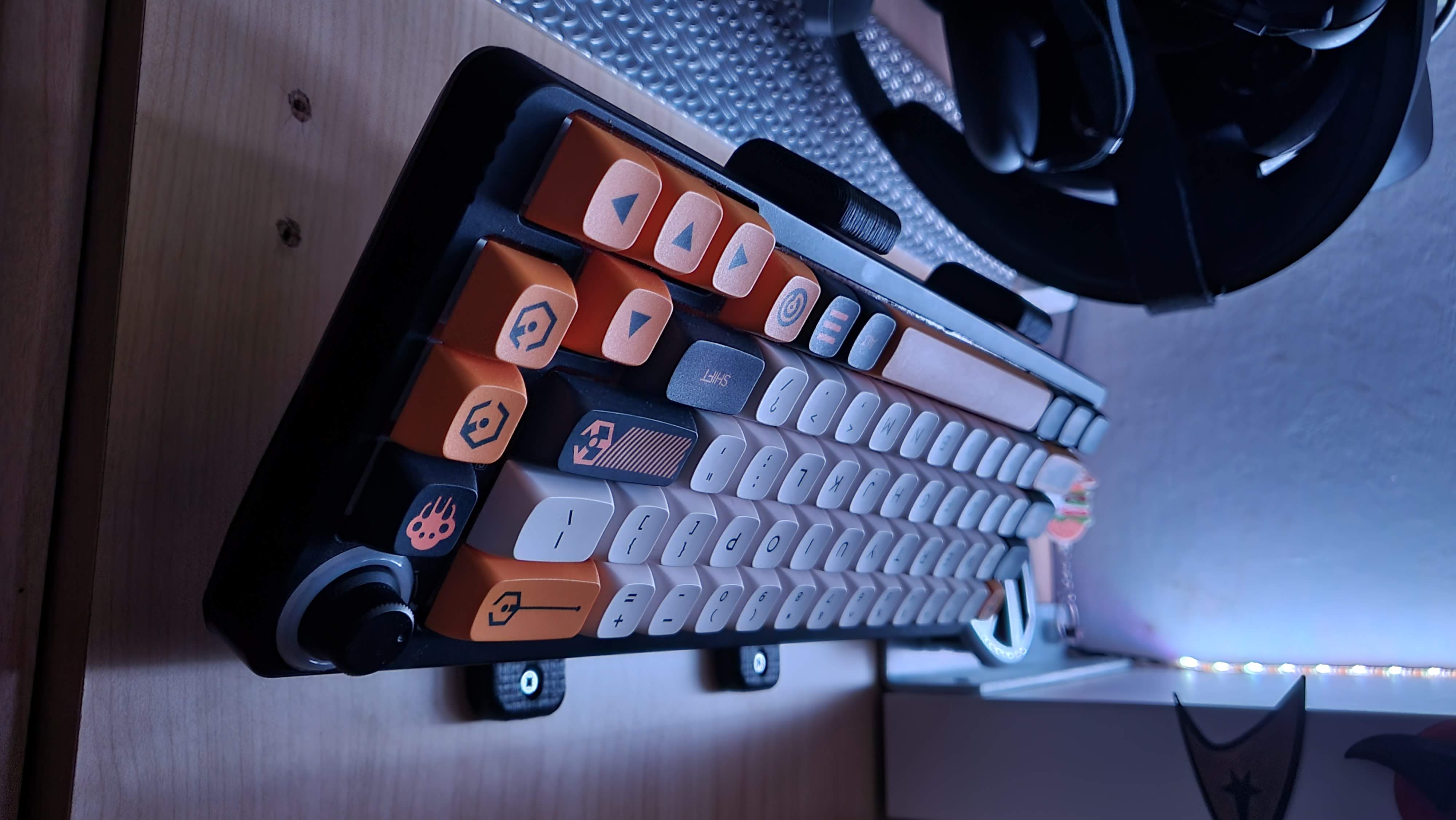 Keyboard Wall Hanger by CervoAutistico Download free STL model