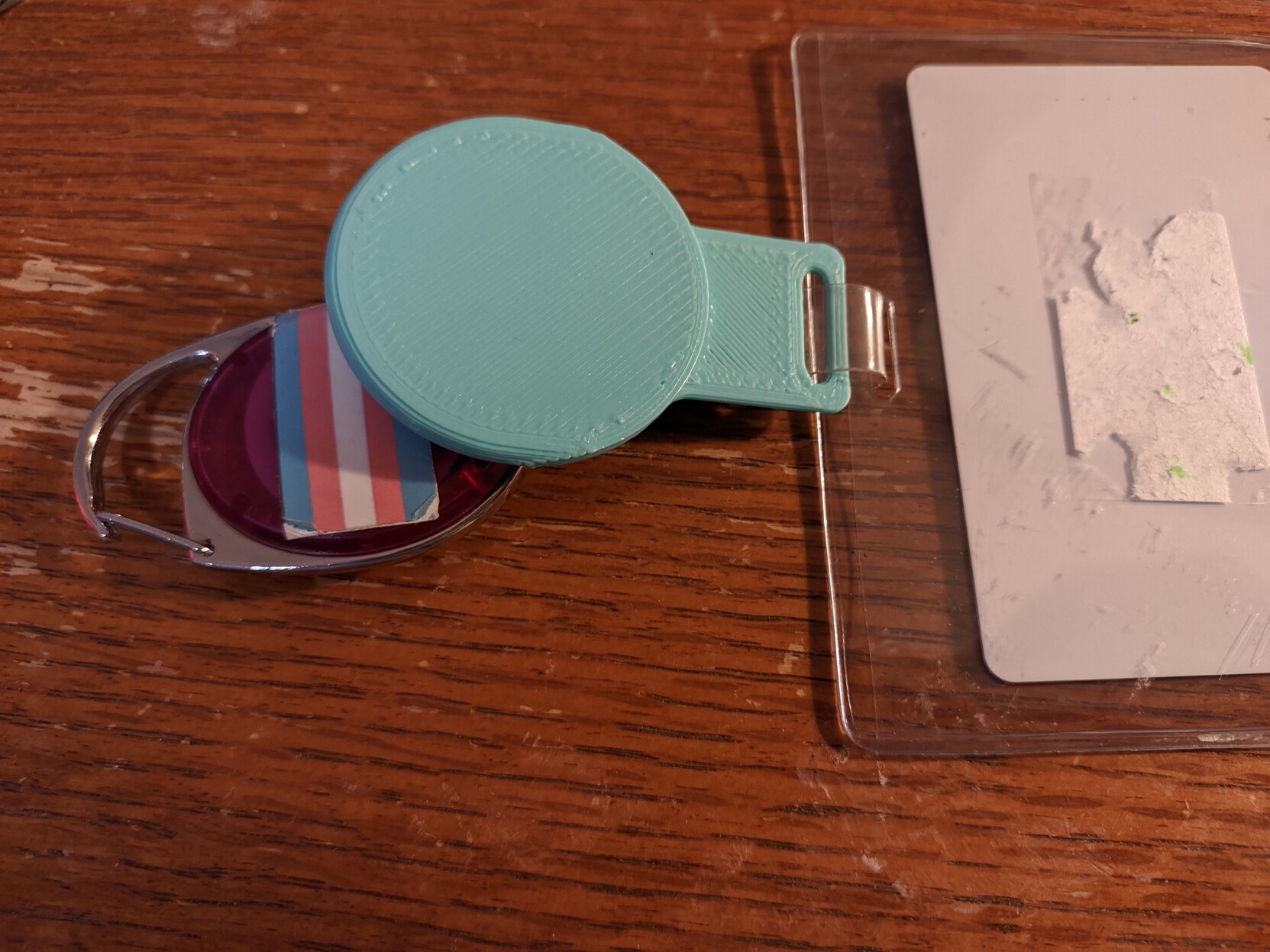 Miniatura 2 do modelo 3D Badge Pocket Keeper