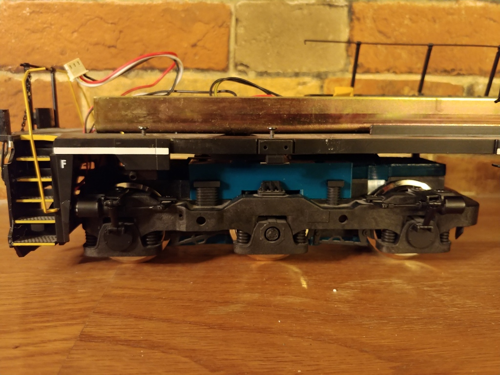 Adapter to replace the Aristo-Craft Dash9 motor blocks with USA Trains SD70 ones.