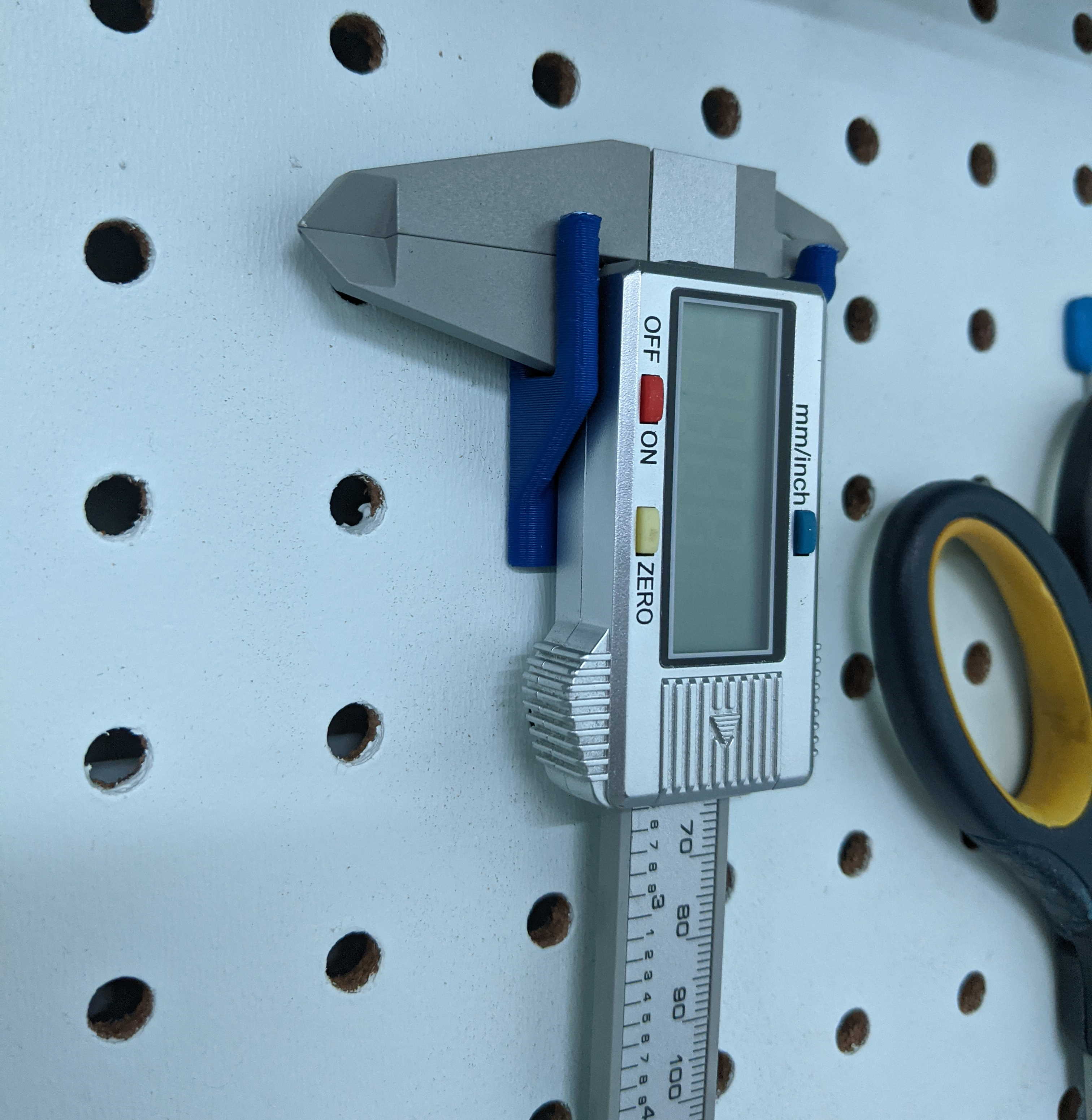 Pegboard Vernier Caliper Holder, 2 versions par Klave Téléchargez