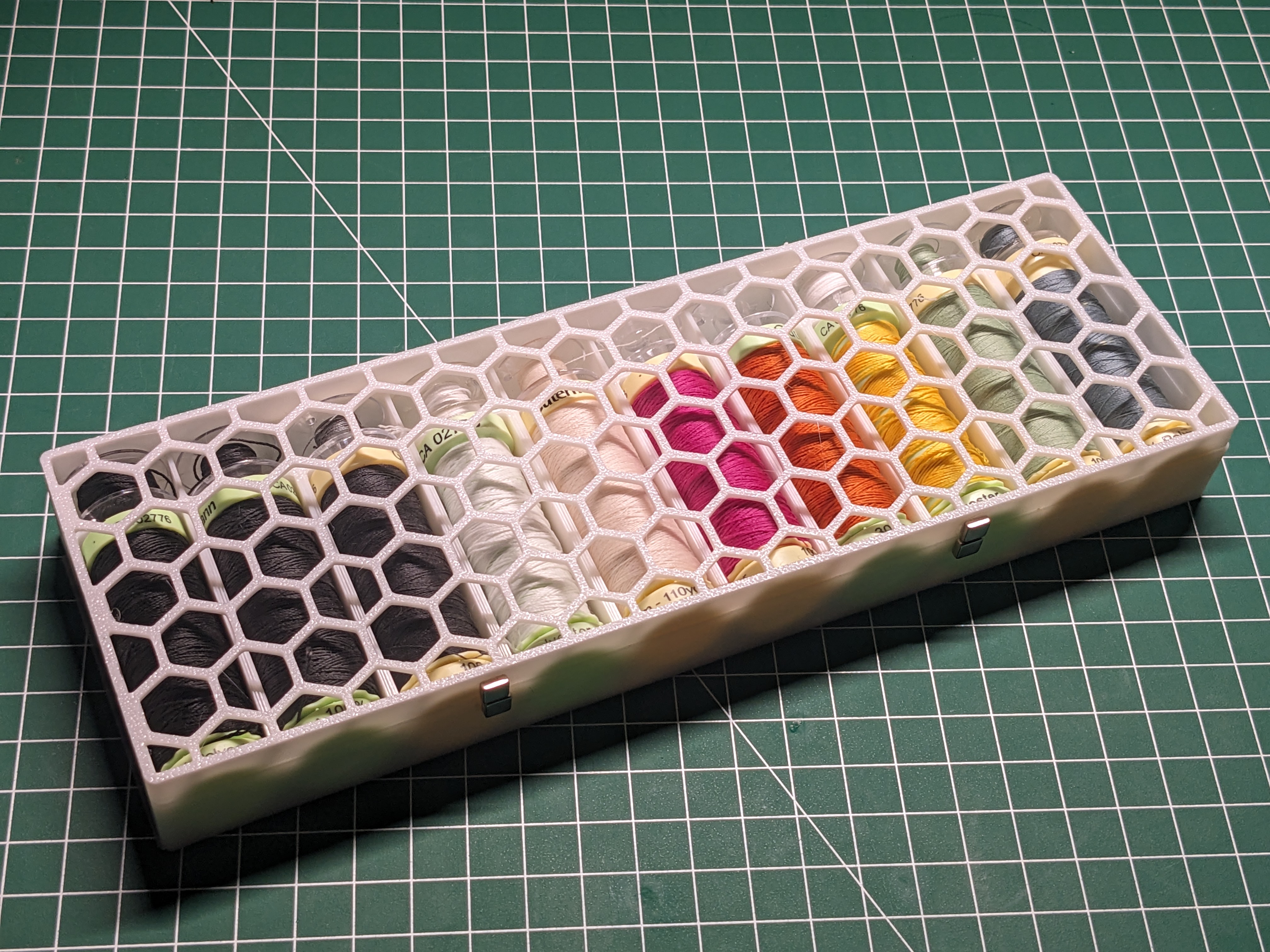 Gutermann Thread & Bobbin Organizer (10 Spools + 10 Bobbins)