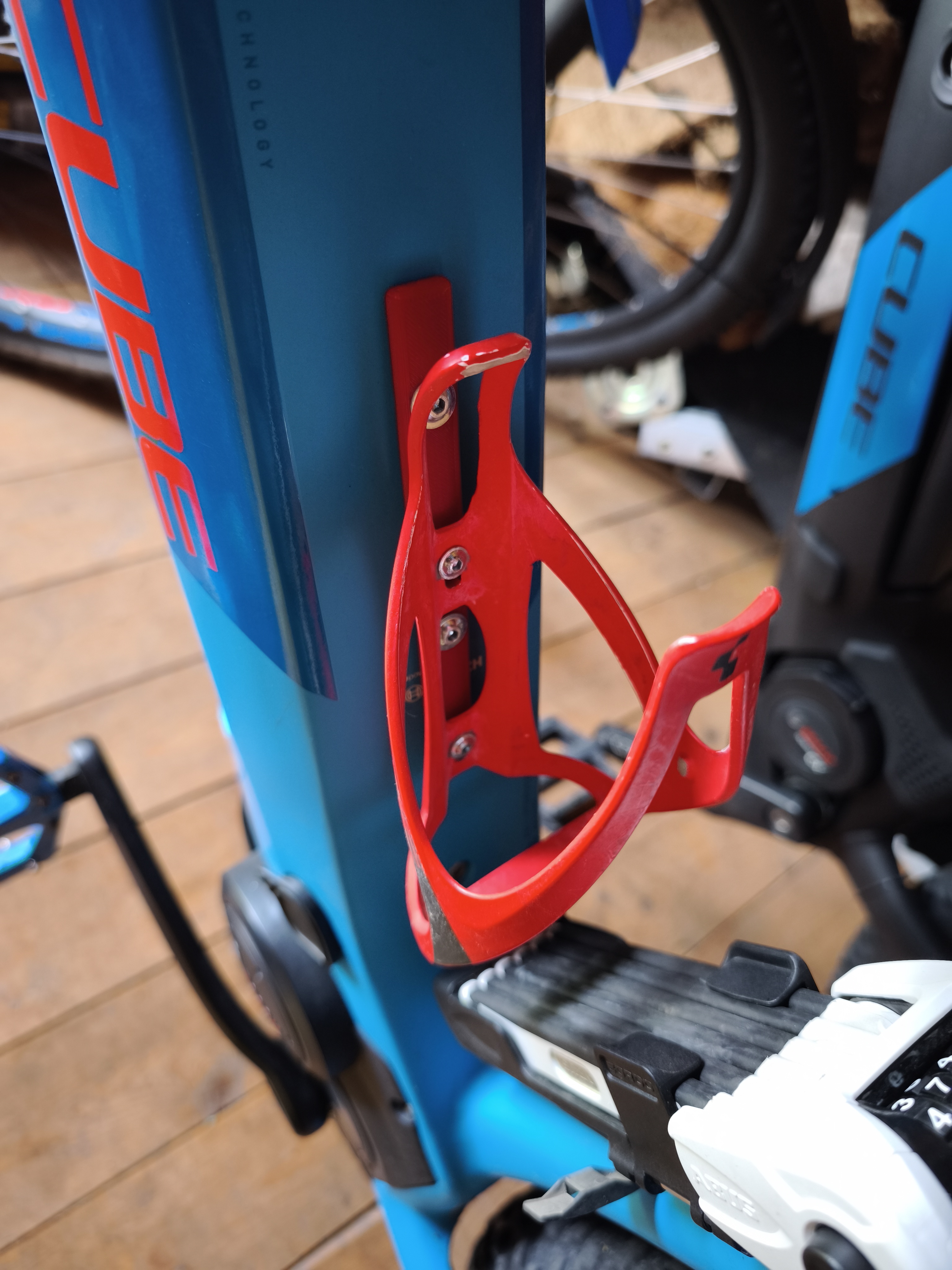 Cube Fahrrad Flaschenhalter versetzen