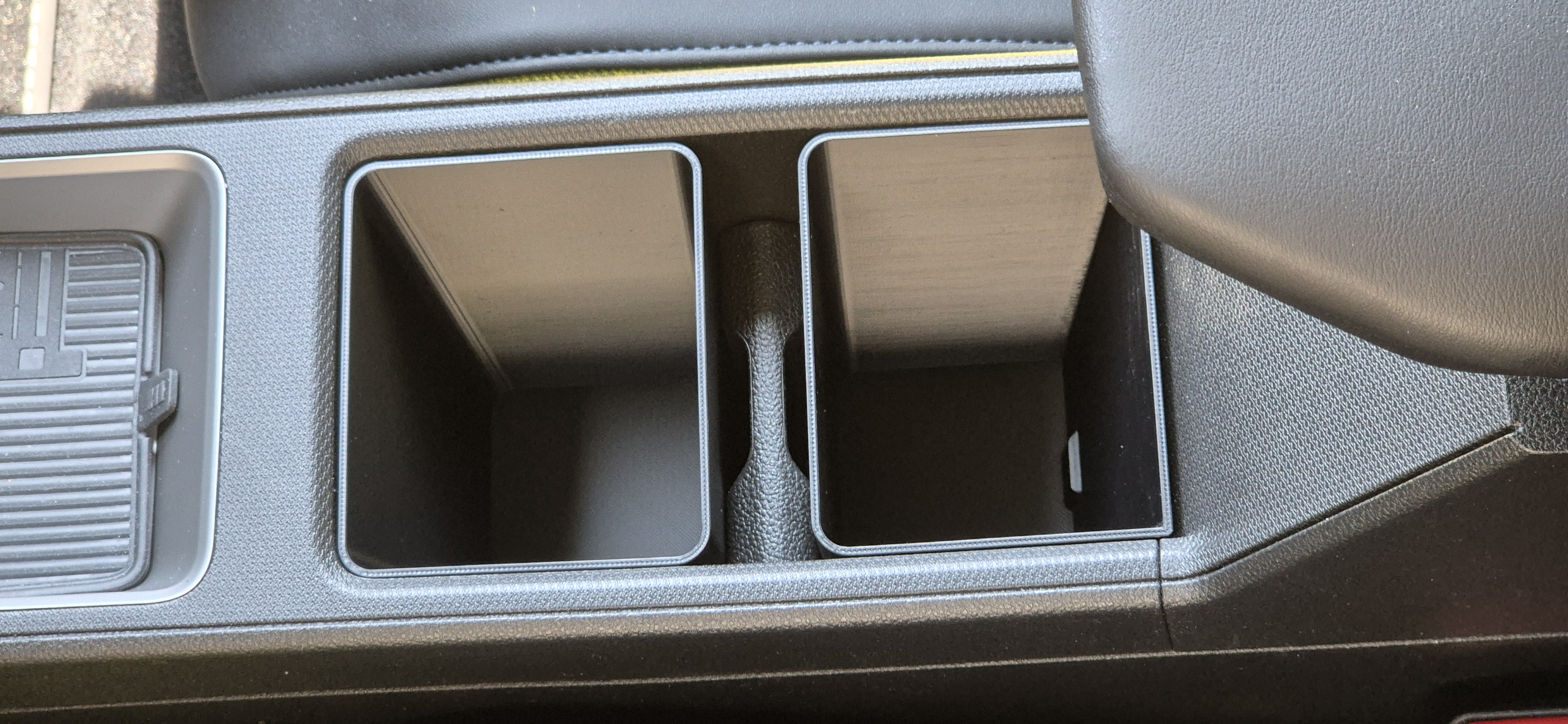 Renault 5 E-Tech Bottle Compartments — thumbnail 2