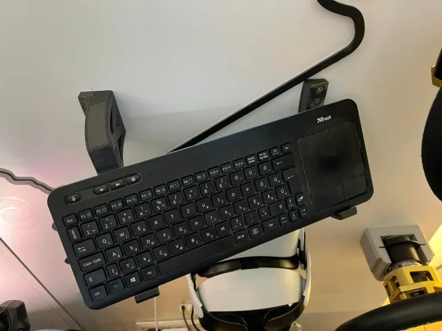 Keyboard wall mount - curved with 20deg