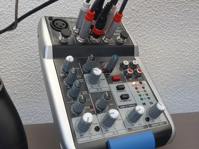 Behringer 502 stand