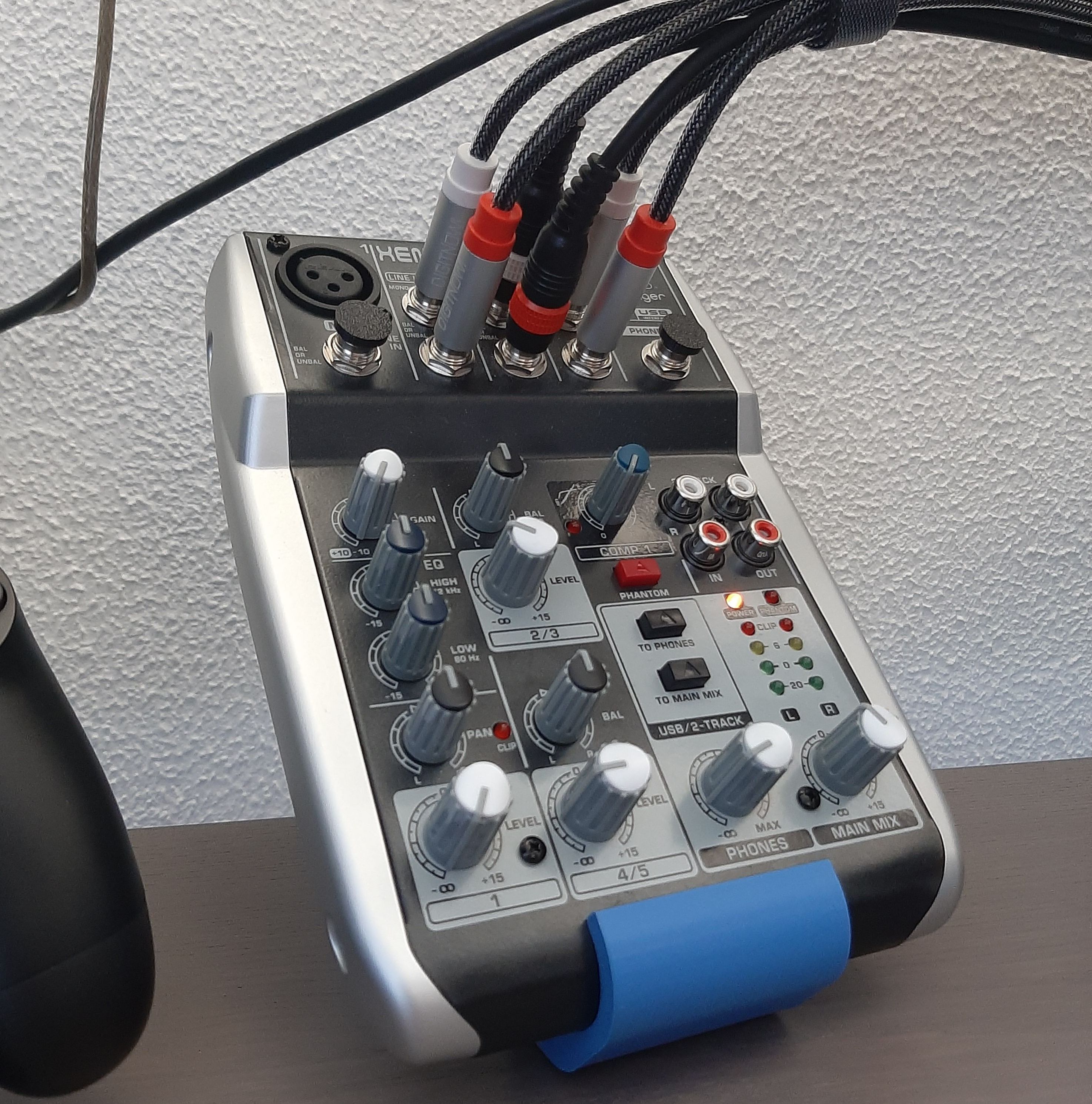 Behringer 502 stand