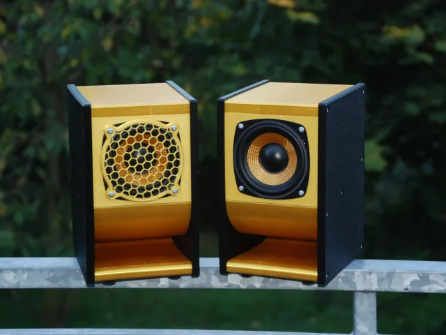 Serpent speaker box