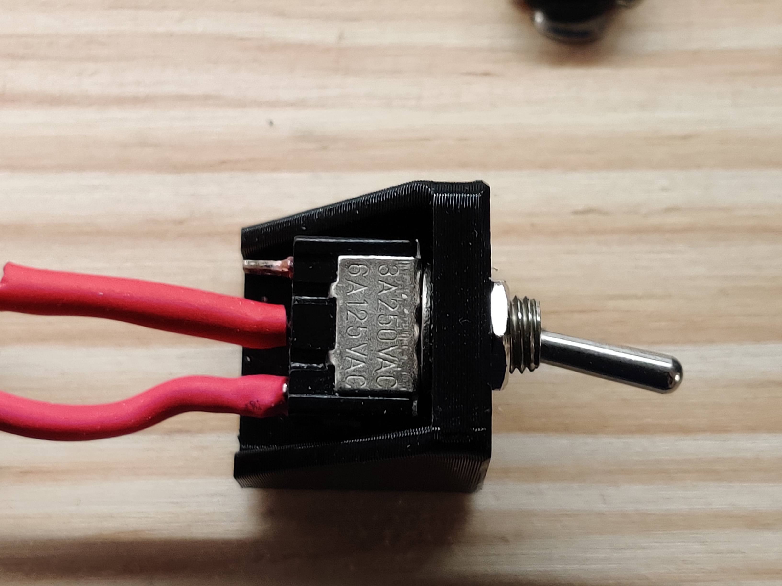 Miniatura 2 do modelo 3D DC toggle switch side mount panel