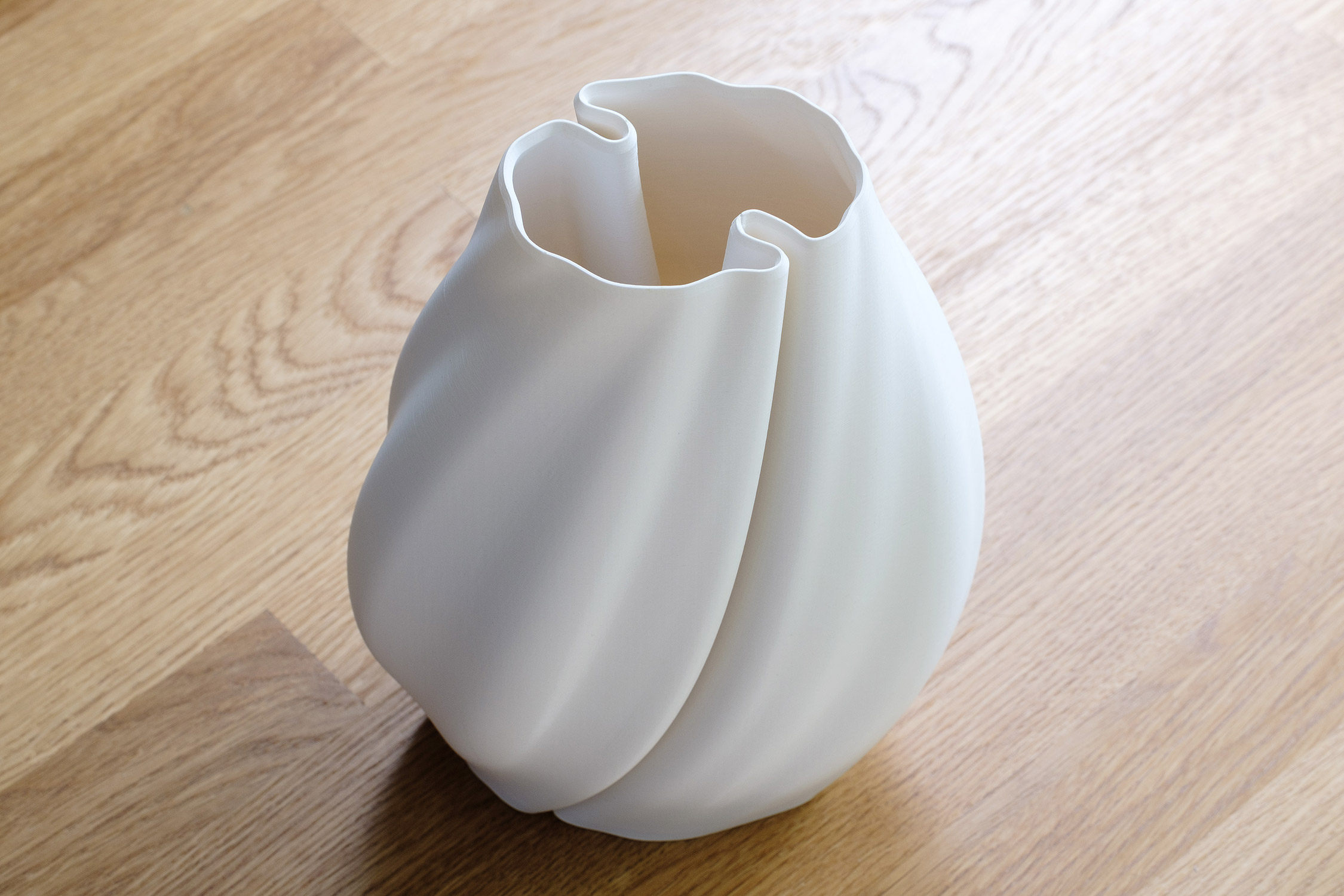 Silky Crease Vase featuring a dual wall vase mode design by Andreas
