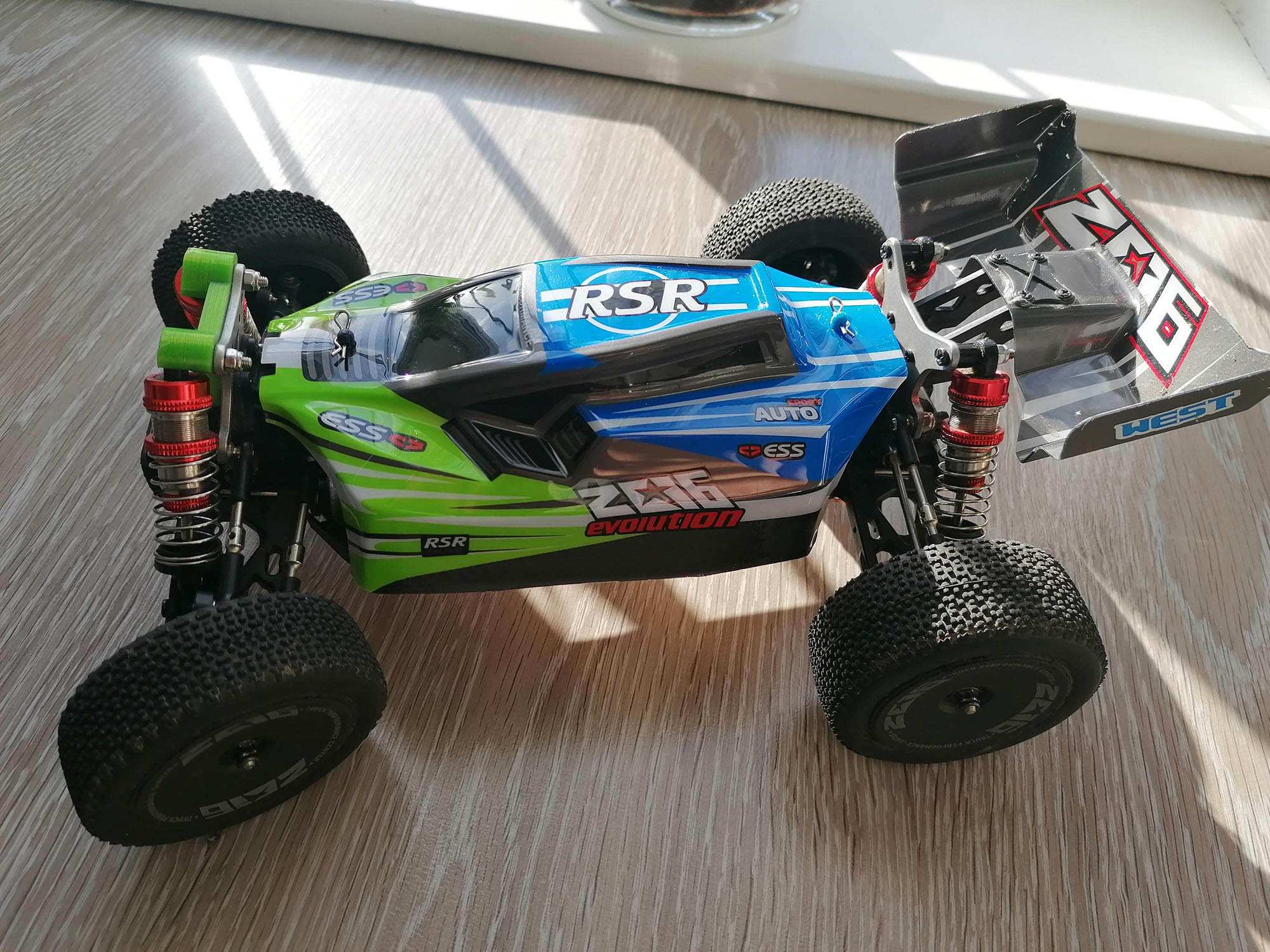 Torre D'urto In Alluminio Anteriore E Posteriore Per Wltoys 144001 – Ricambio Originale, Verde E Cromato