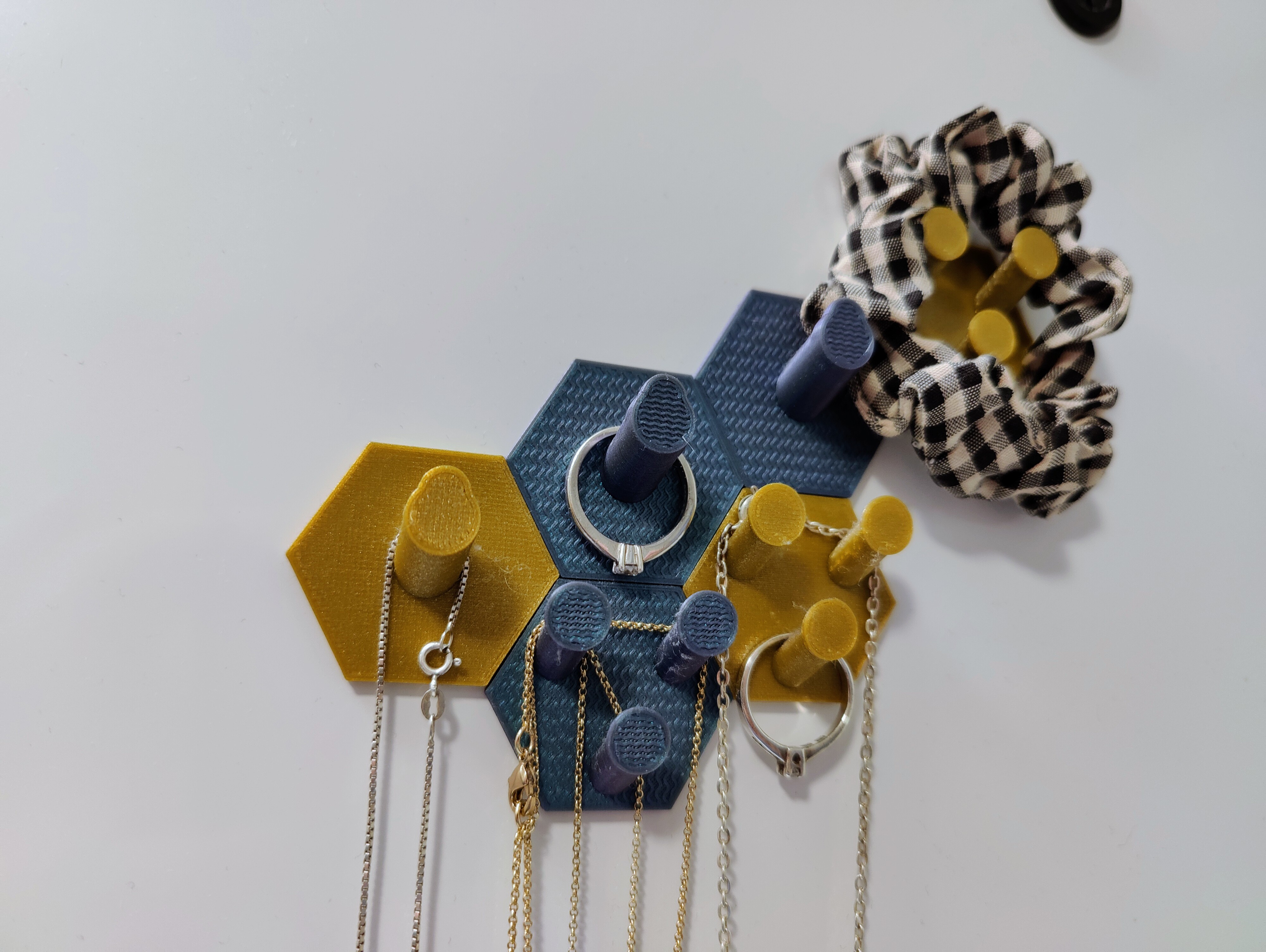 Magnetic hexagonal hooks