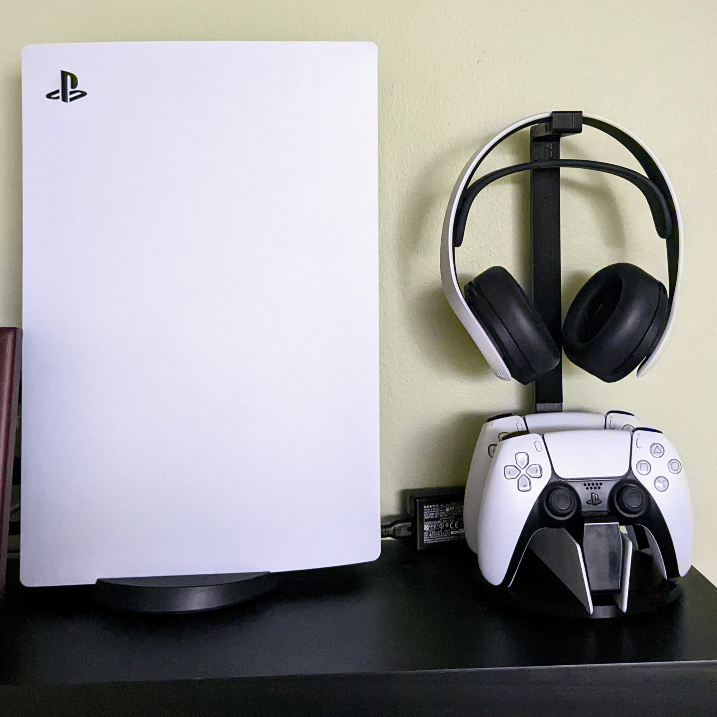 PS5 headphone holder and base for Dual Sense charging station