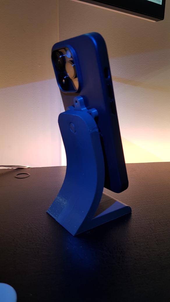 MagSafe Phone Holder by degecko Download free STL model