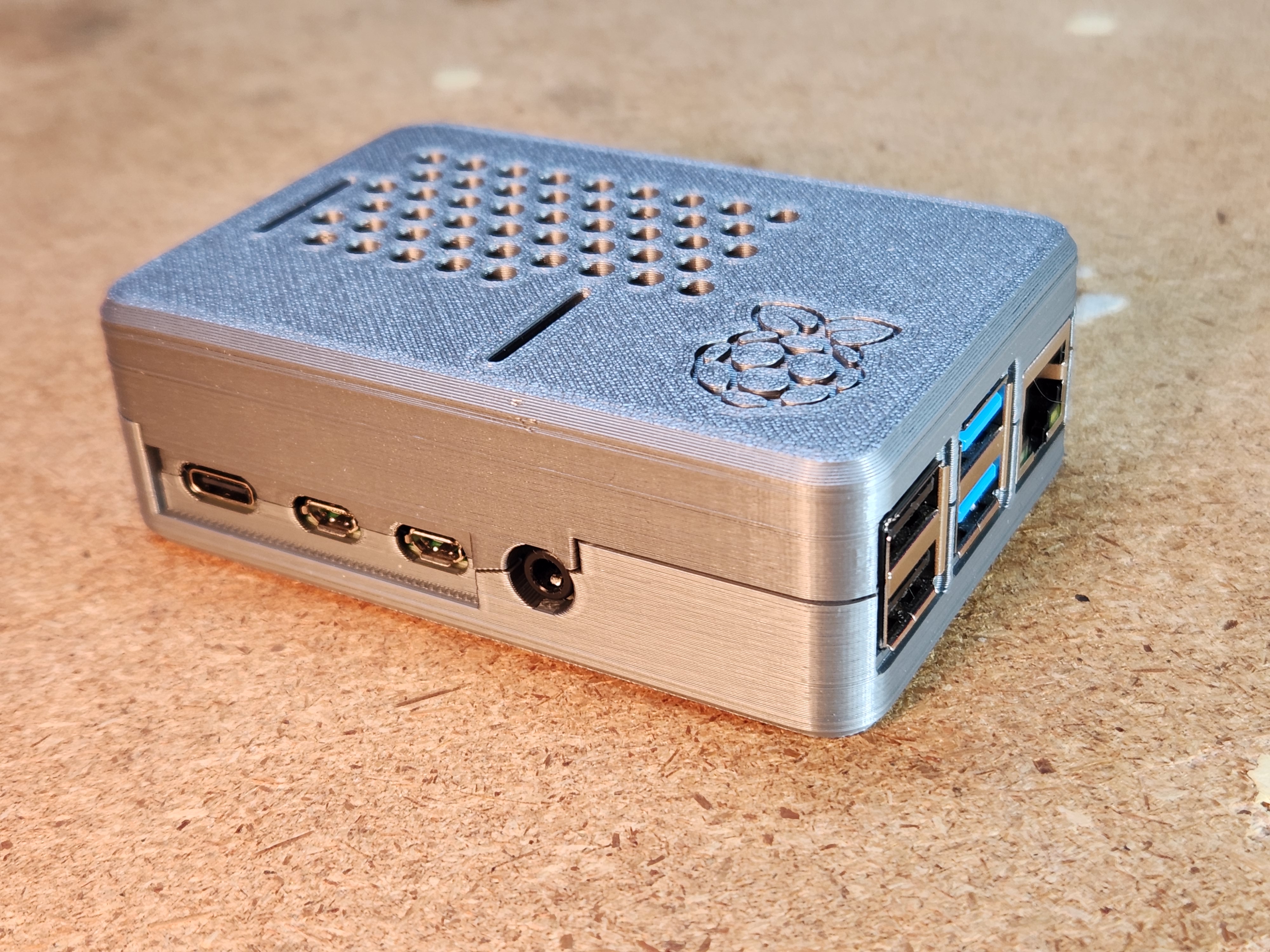 Full-featured Raspberry Pi 4 Model B case