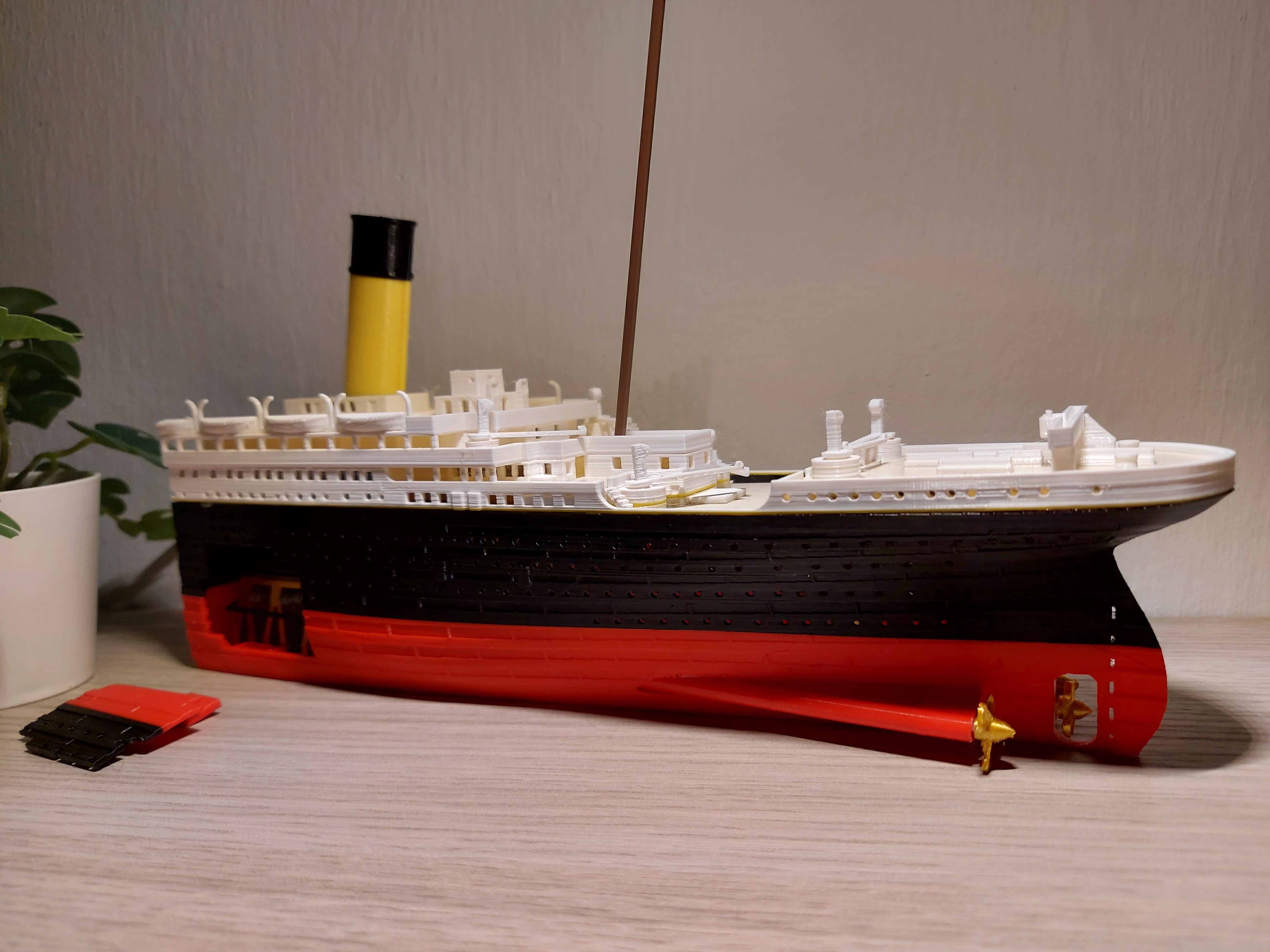 Maqueta Revell RMS Titanic Model Set - box containing the model