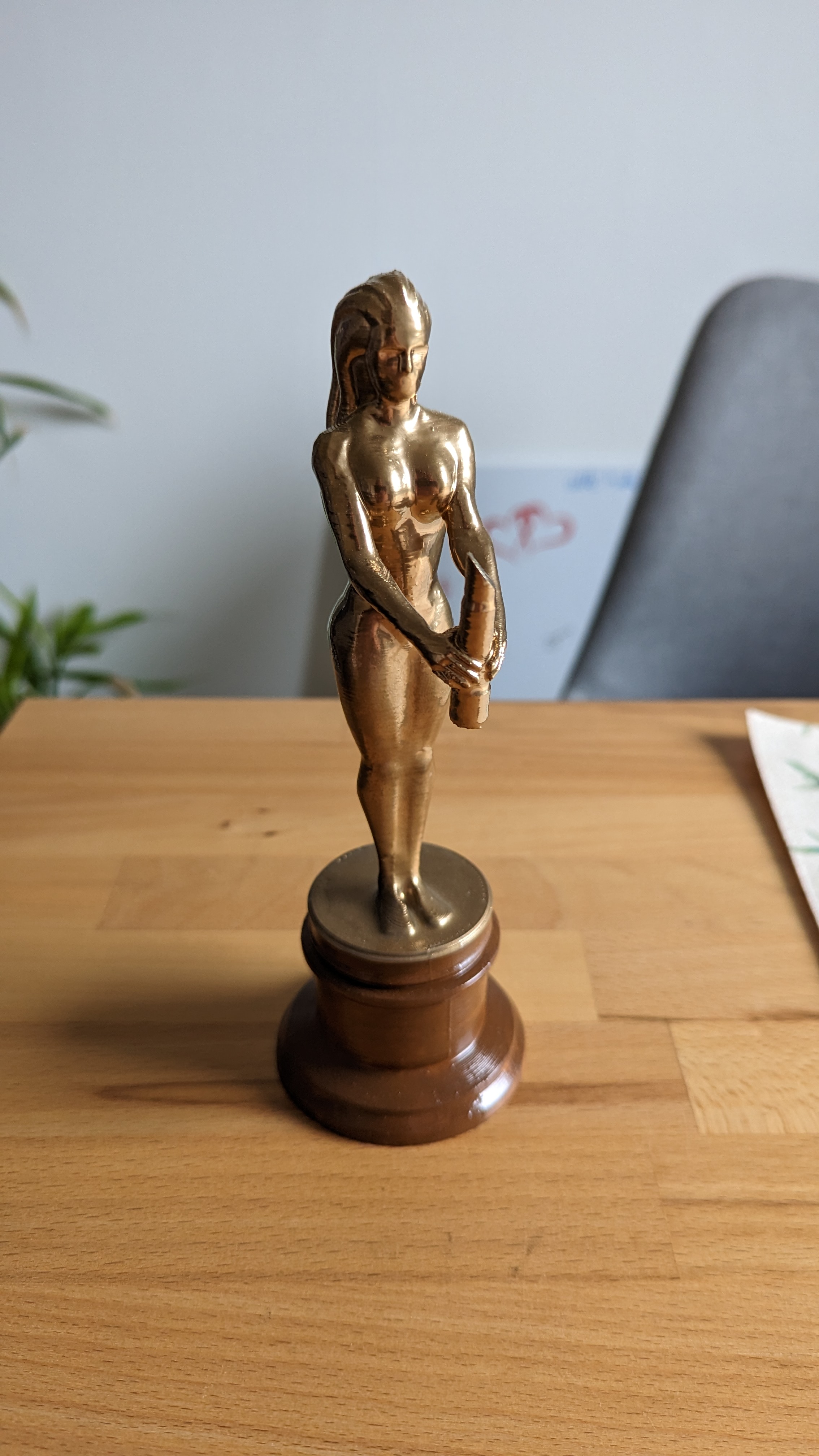 Oscar Female w/ Lipstick (XNTM)