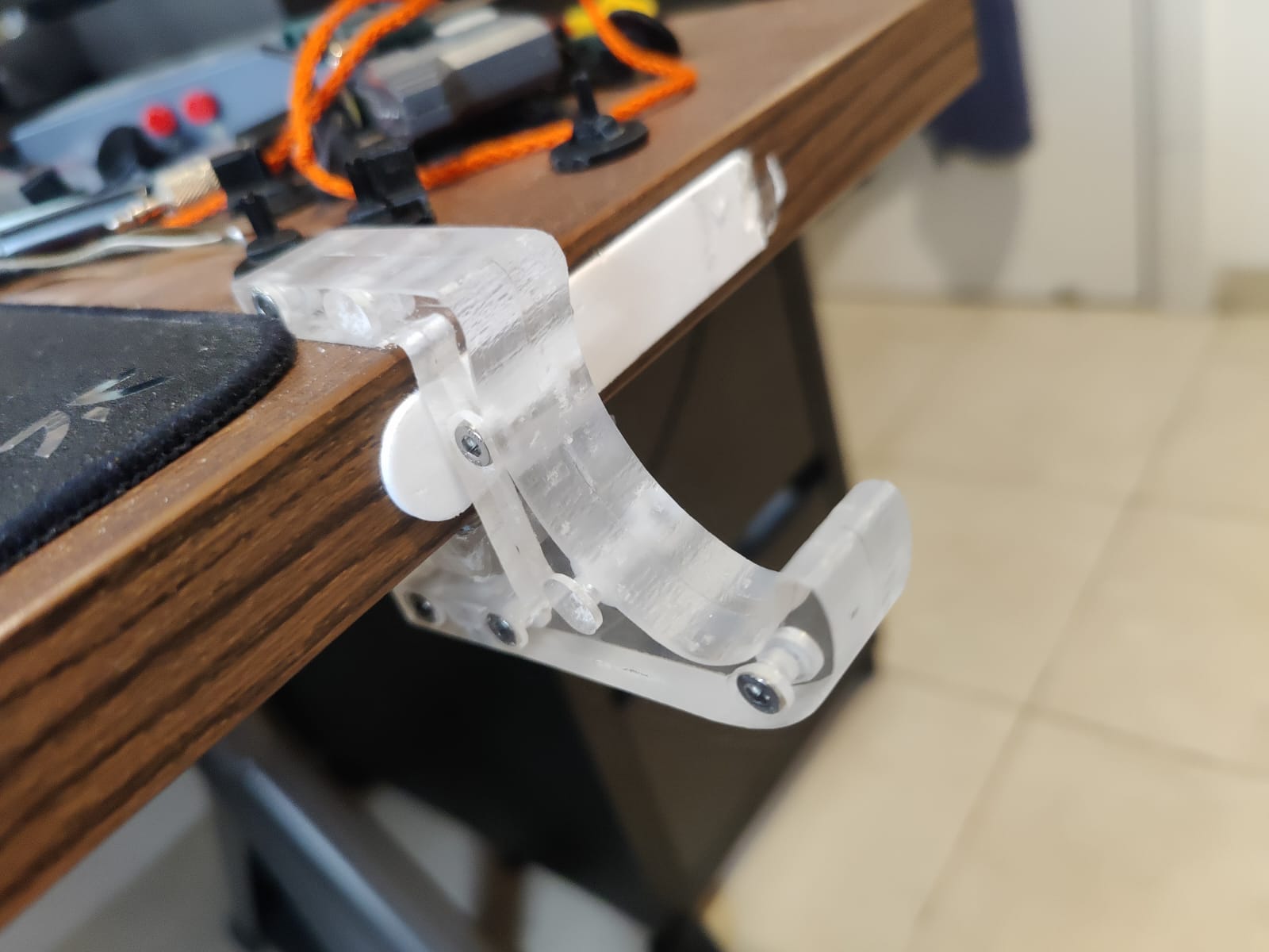 LTT Bottle Desk Holder by YardenSZ Download free STL model