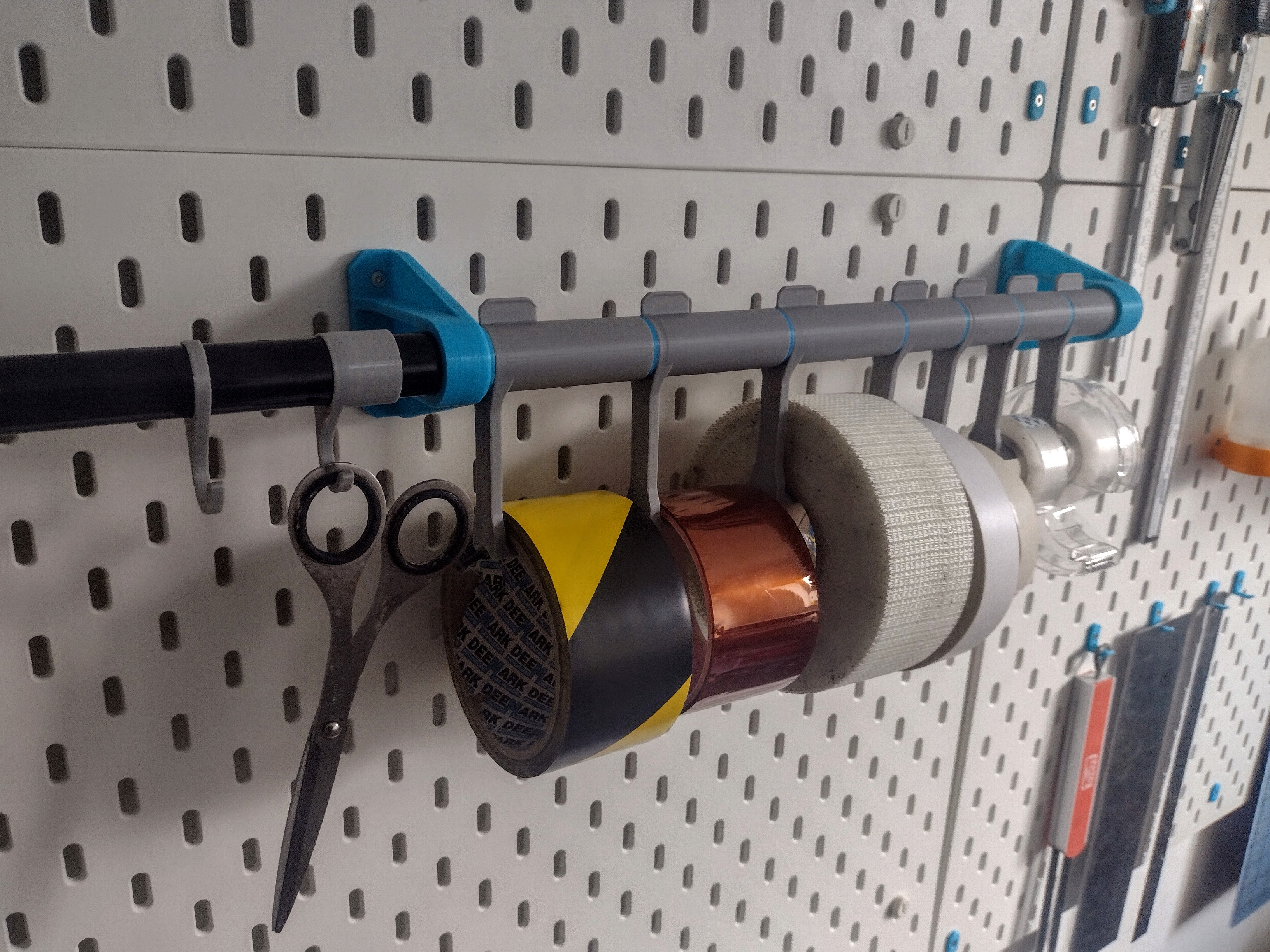 Skadis USNS Tape Hanging System