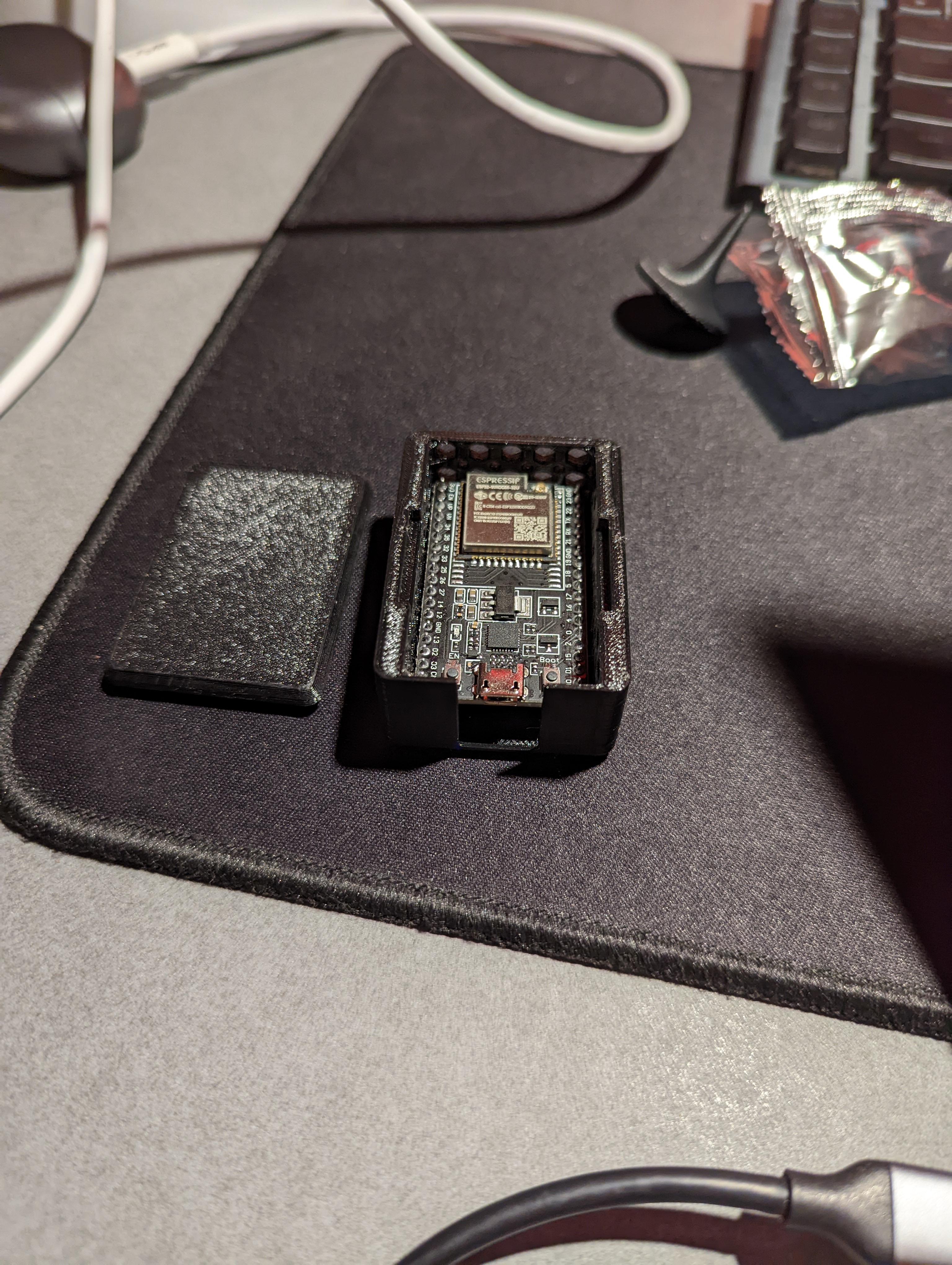 Miniatura 2 do modelo 3D ESP32 box / case with hexagons pattern