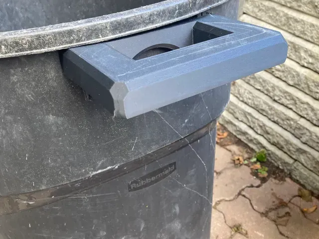 Rubbermaid Outdoor Trash Cans